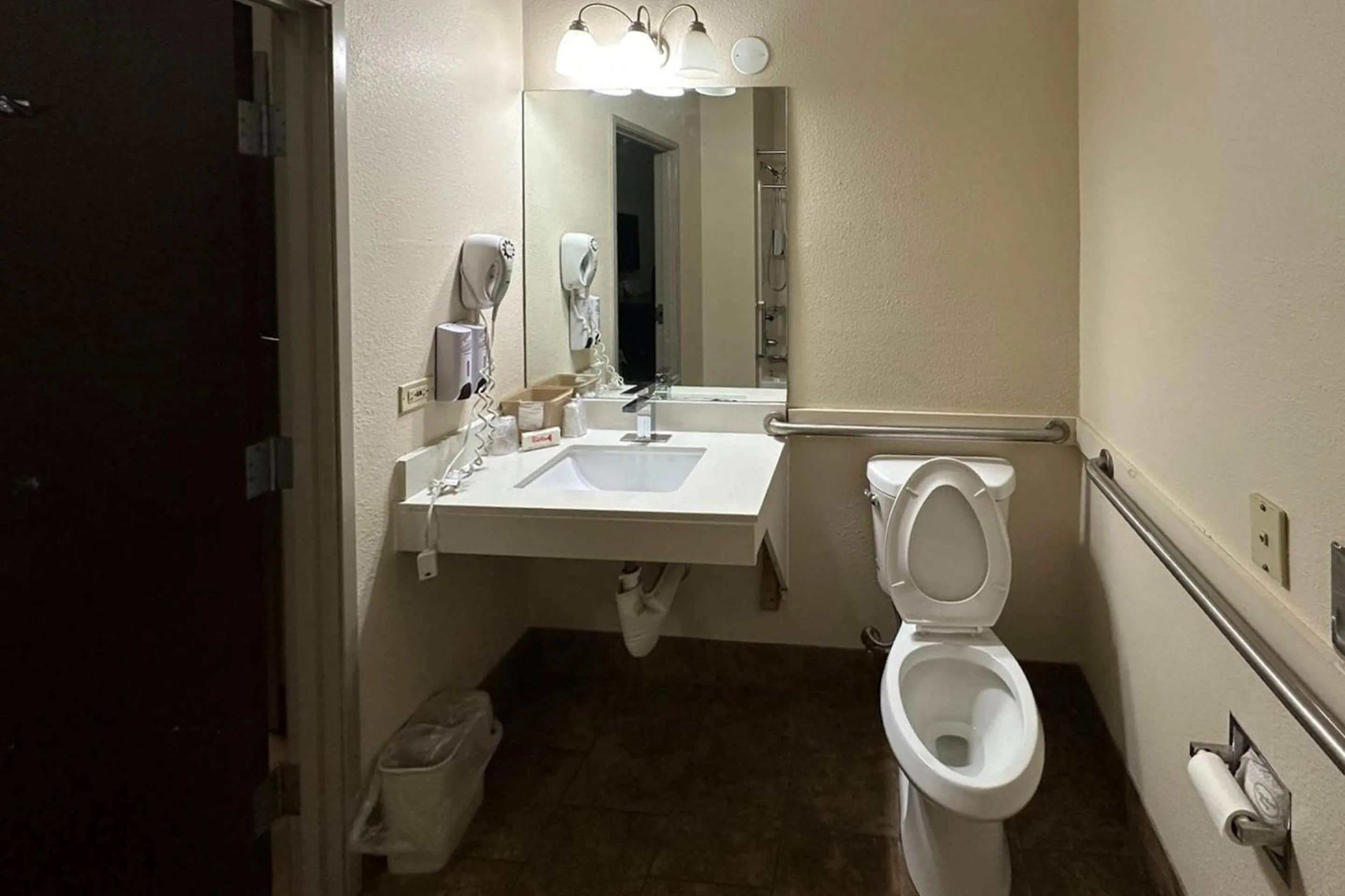 Bedroom in Econo Lodge Inn & Suites