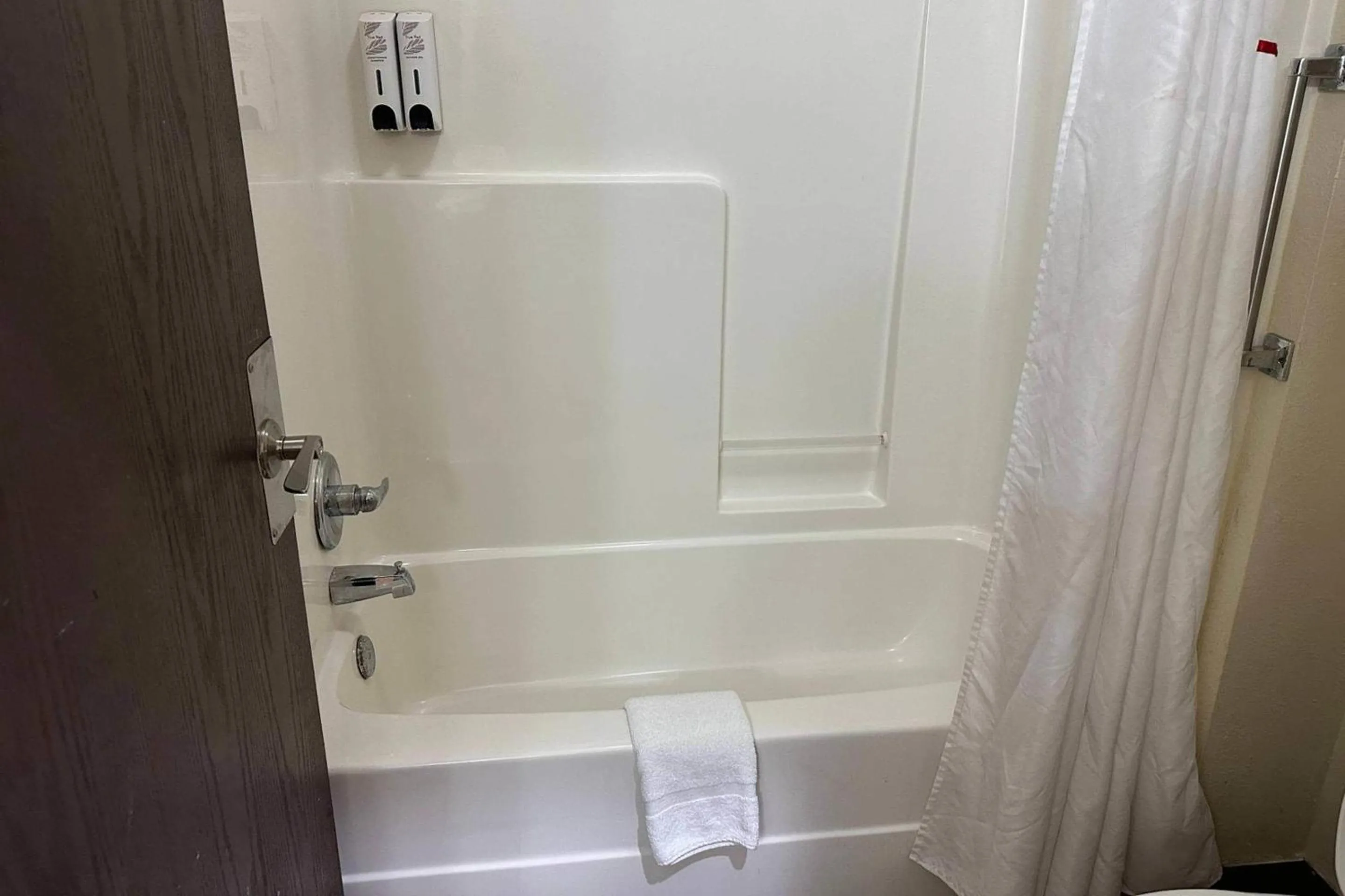Bedroom in Econo Lodge Inn & Suites