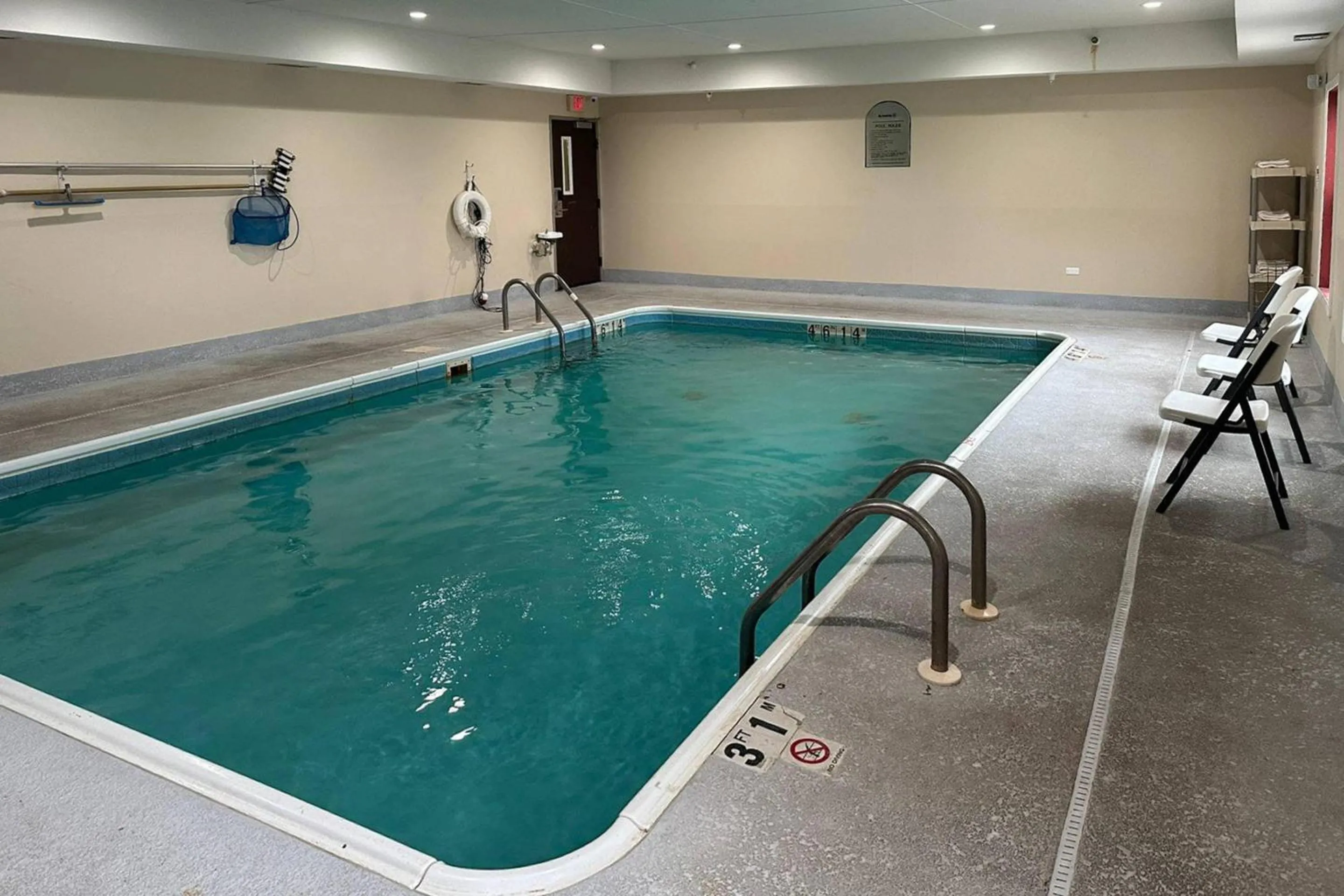 Swimming pool in Econo Lodge Inn & Suites