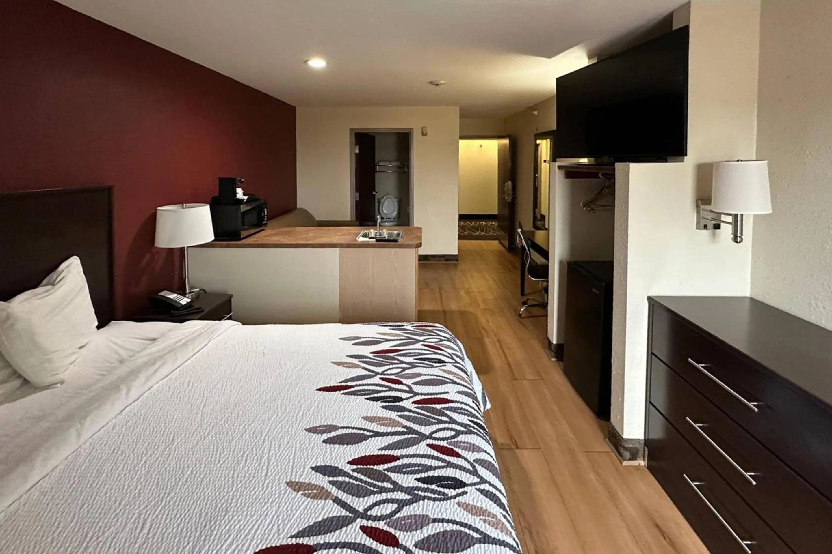 Bedroom, Bed in Econo Lodge Inn & Suites