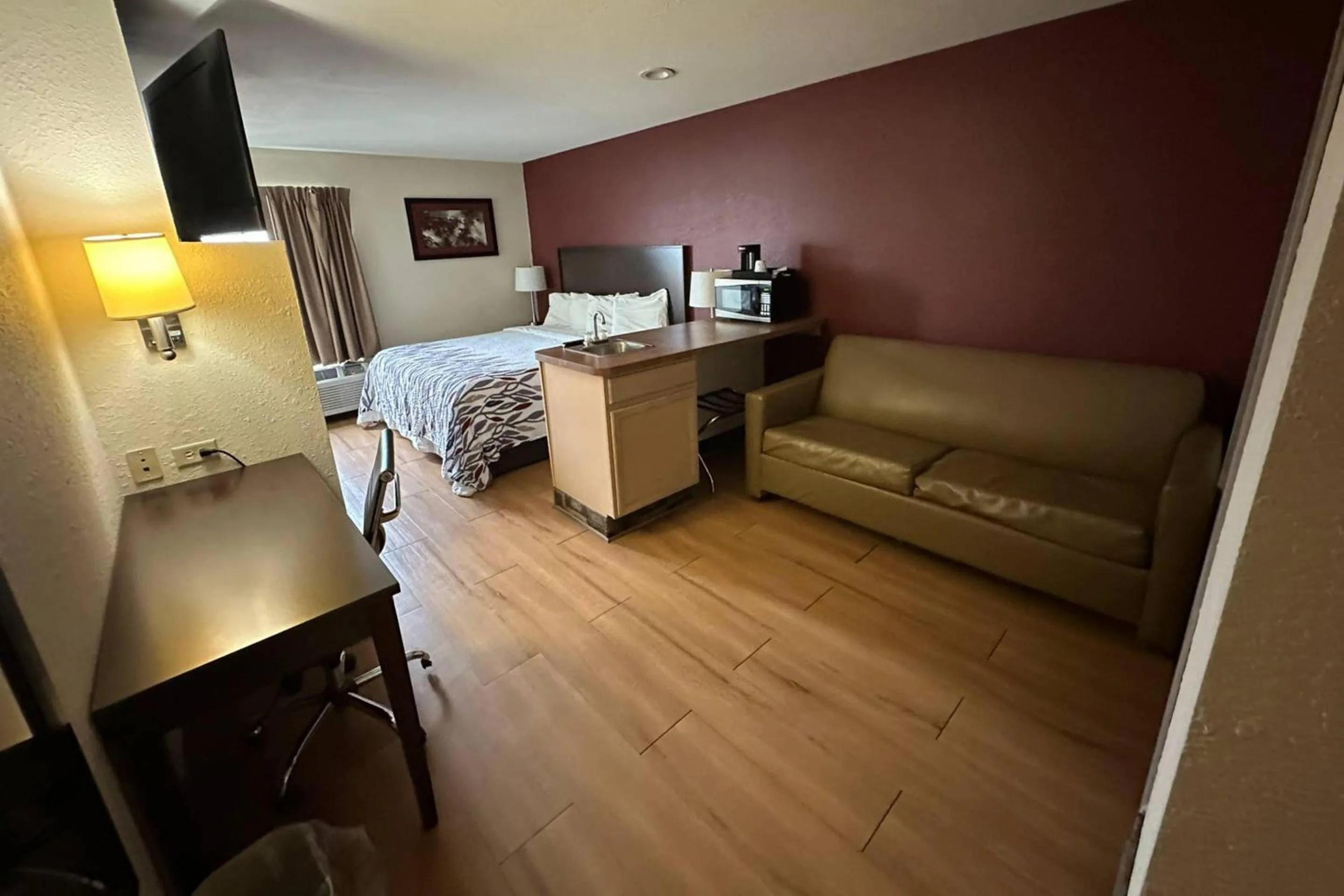 Bedroom, Bed in Econo Lodge Inn & Suites