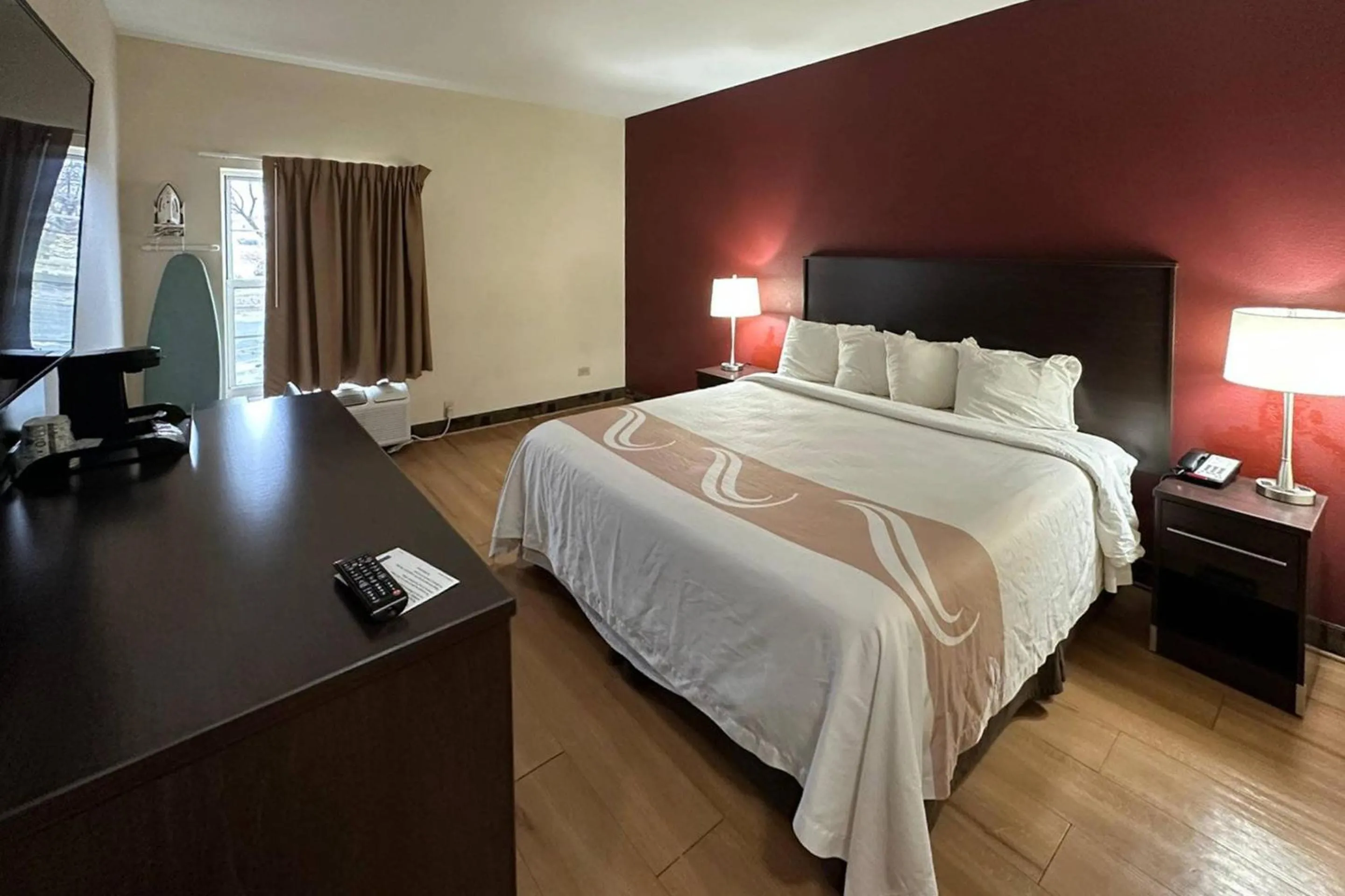 Bedroom, Bed in Econo Lodge Inn & Suites