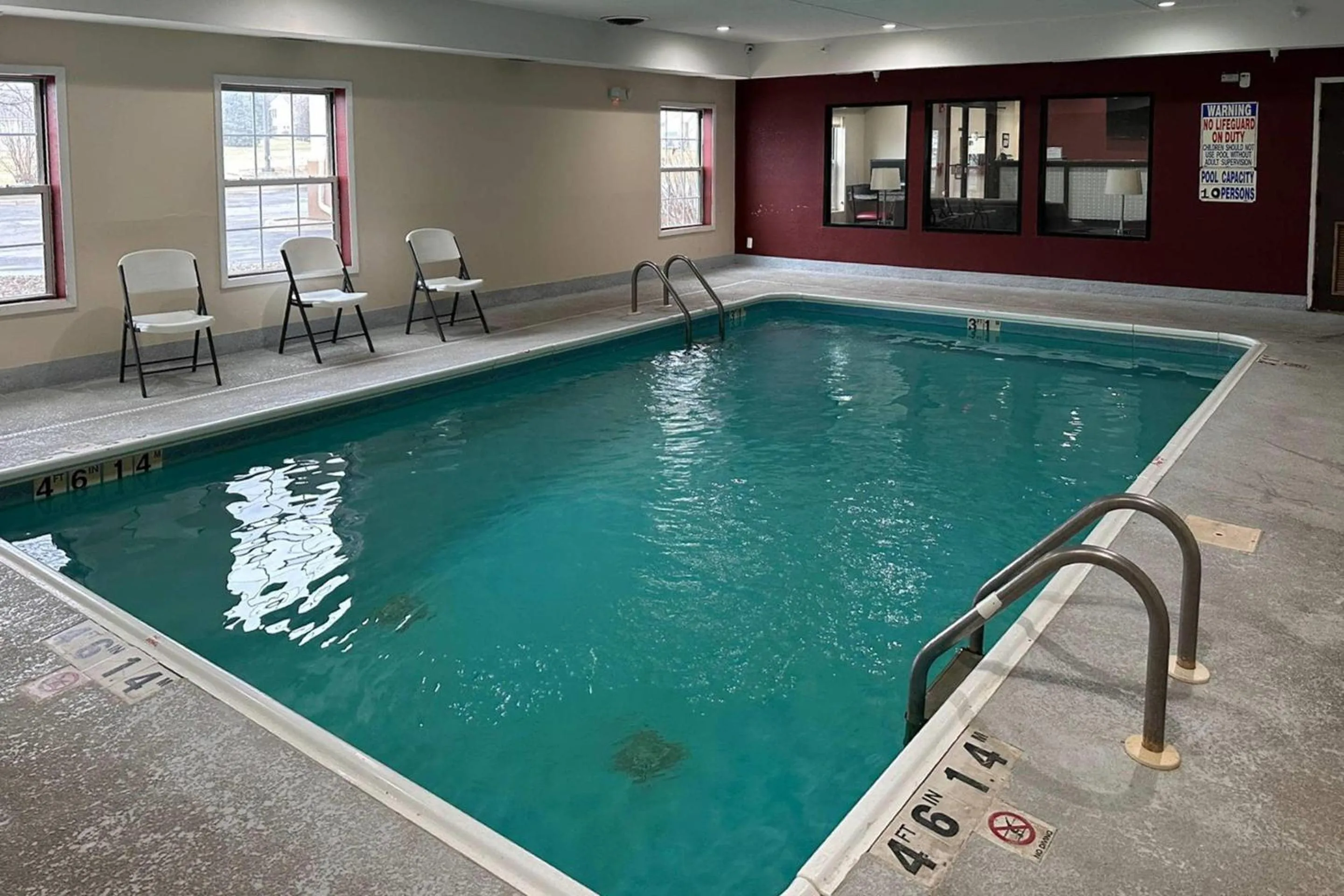Swimming pool in Econo Lodge Inn & Suites