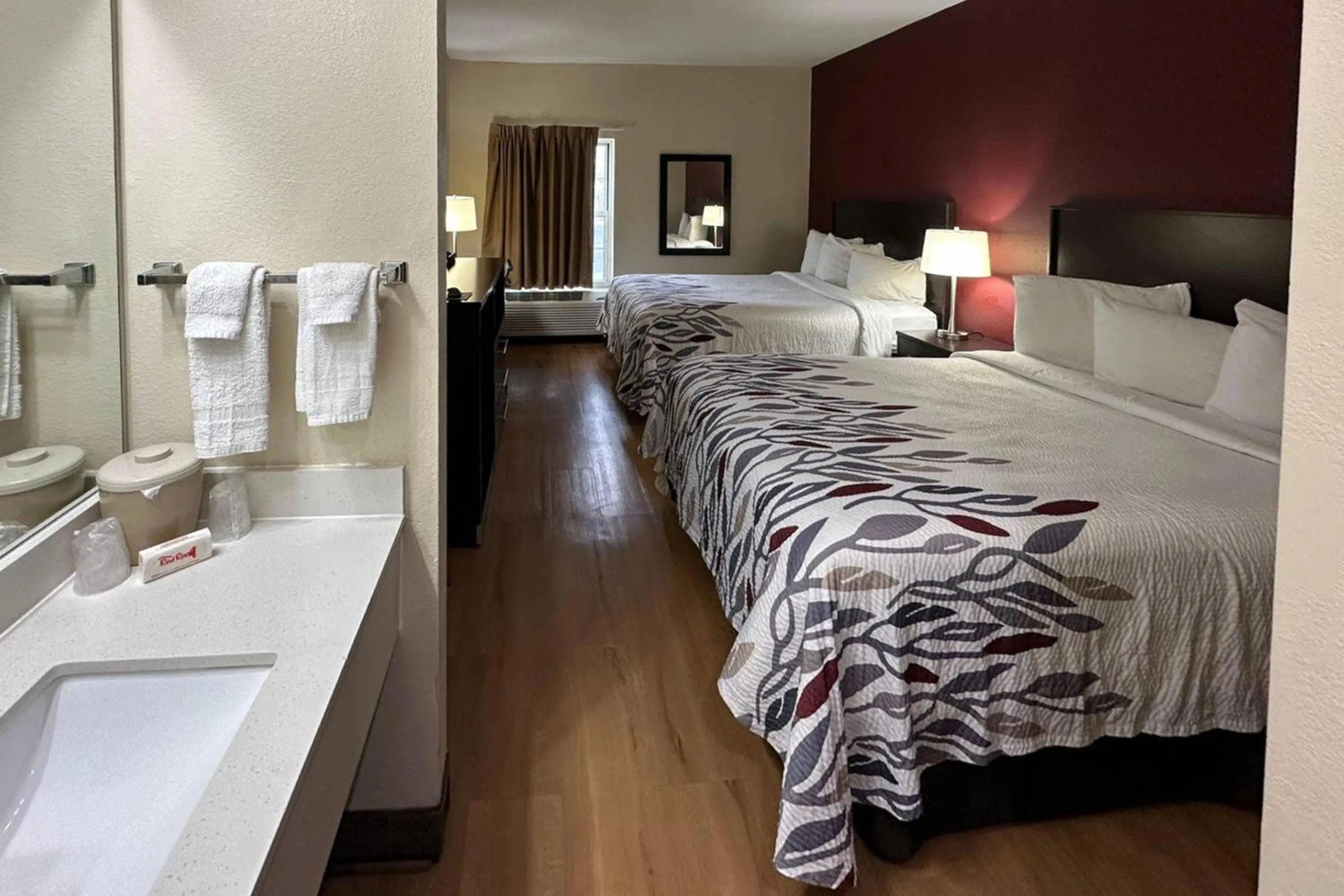 Bedroom, Bed in Econo Lodge Inn & Suites