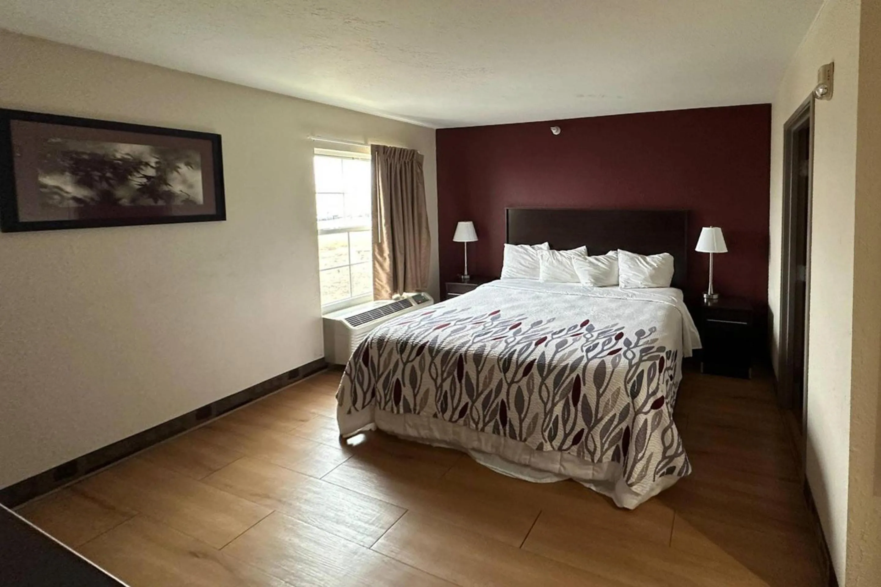 Bedroom, Bed in Econo Lodge Inn & Suites