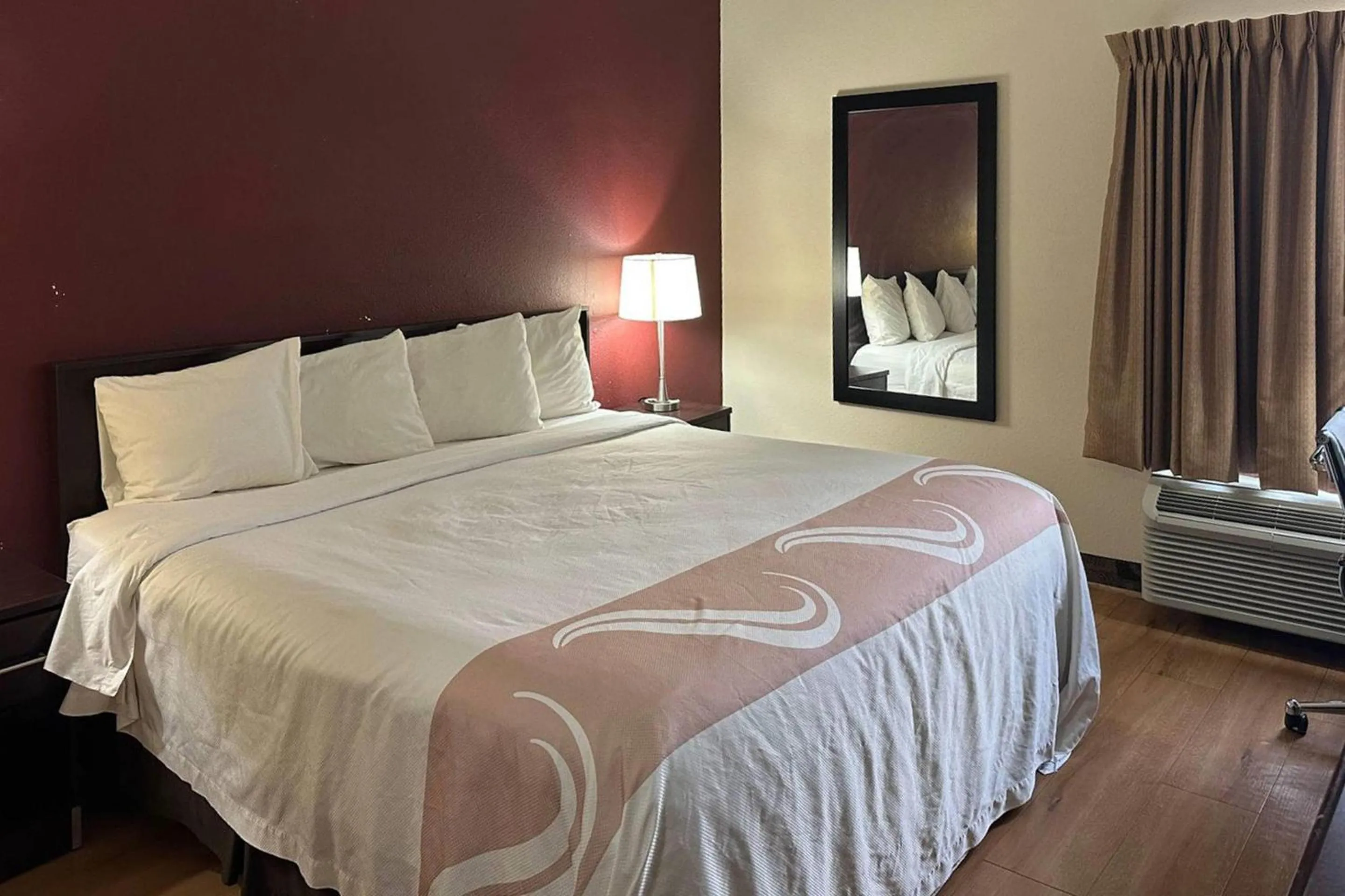 Bedroom, Bed in Econo Lodge Inn & Suites