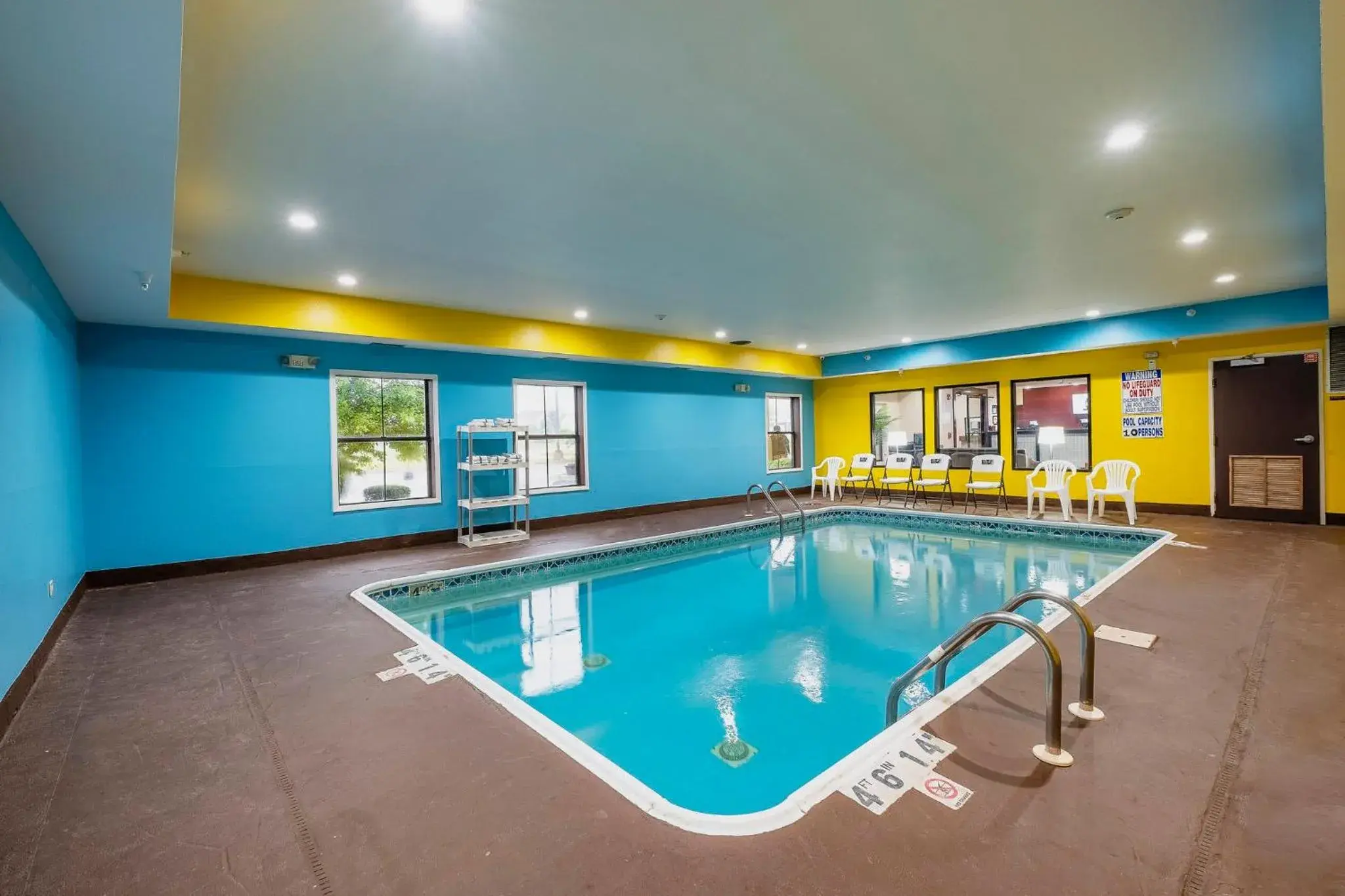 Swimming pool in Red Roof Inn & Suites Monee Swimming pool in Red Roof Inn & Suites Monee