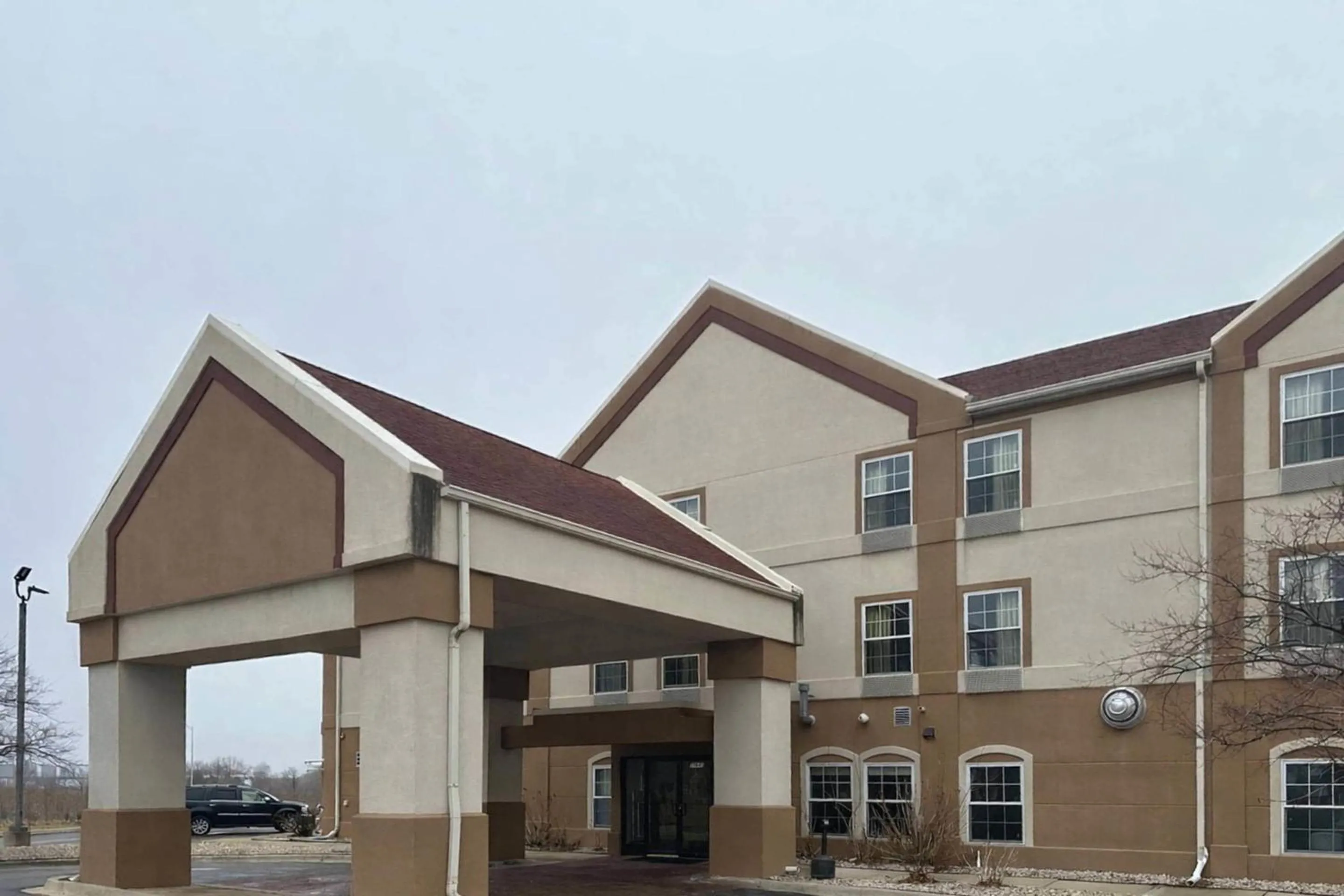Property building in Econo Lodge Inn & Suites