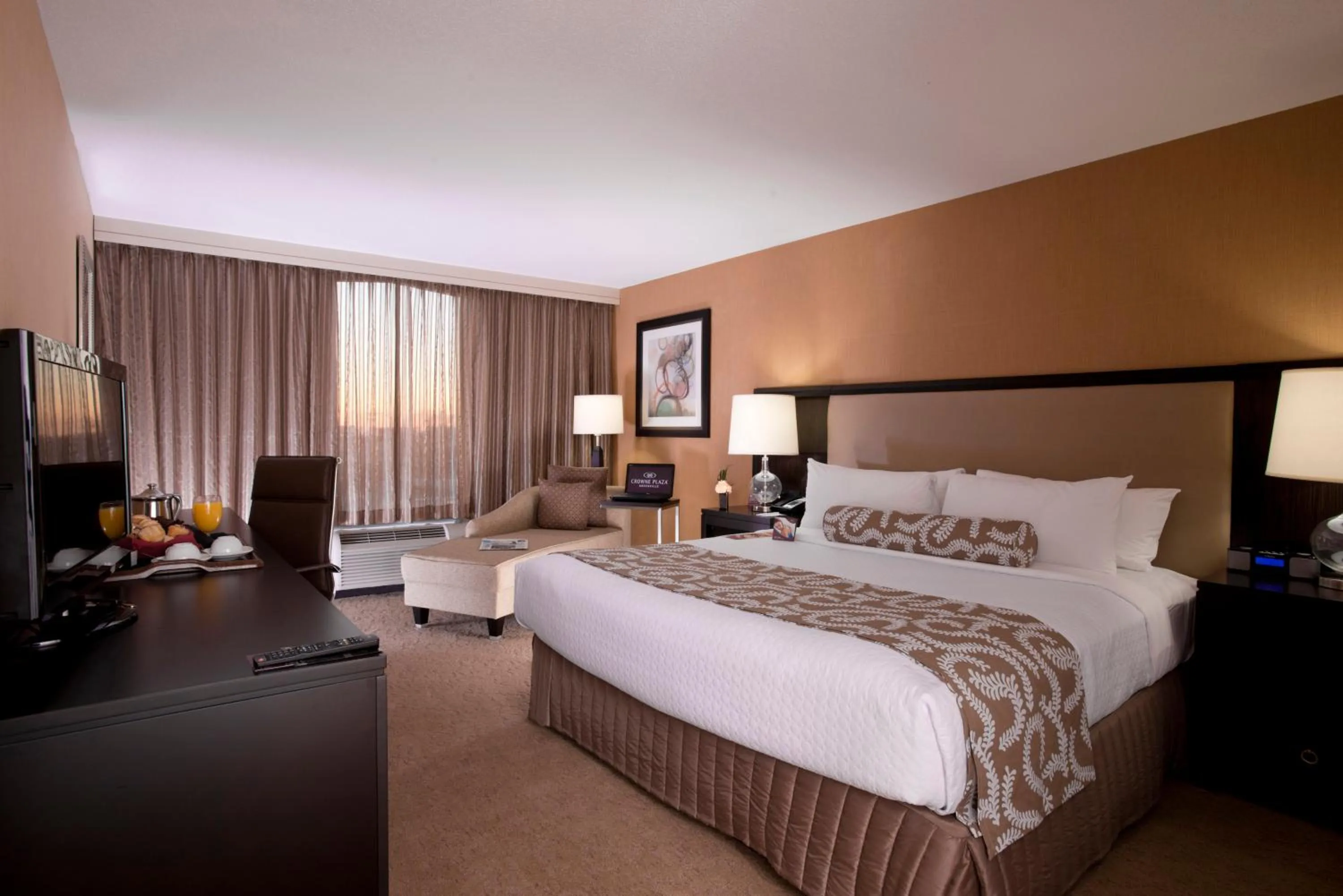Photo of the whole room, Bed in Crowne Plaza Greenville by IHG