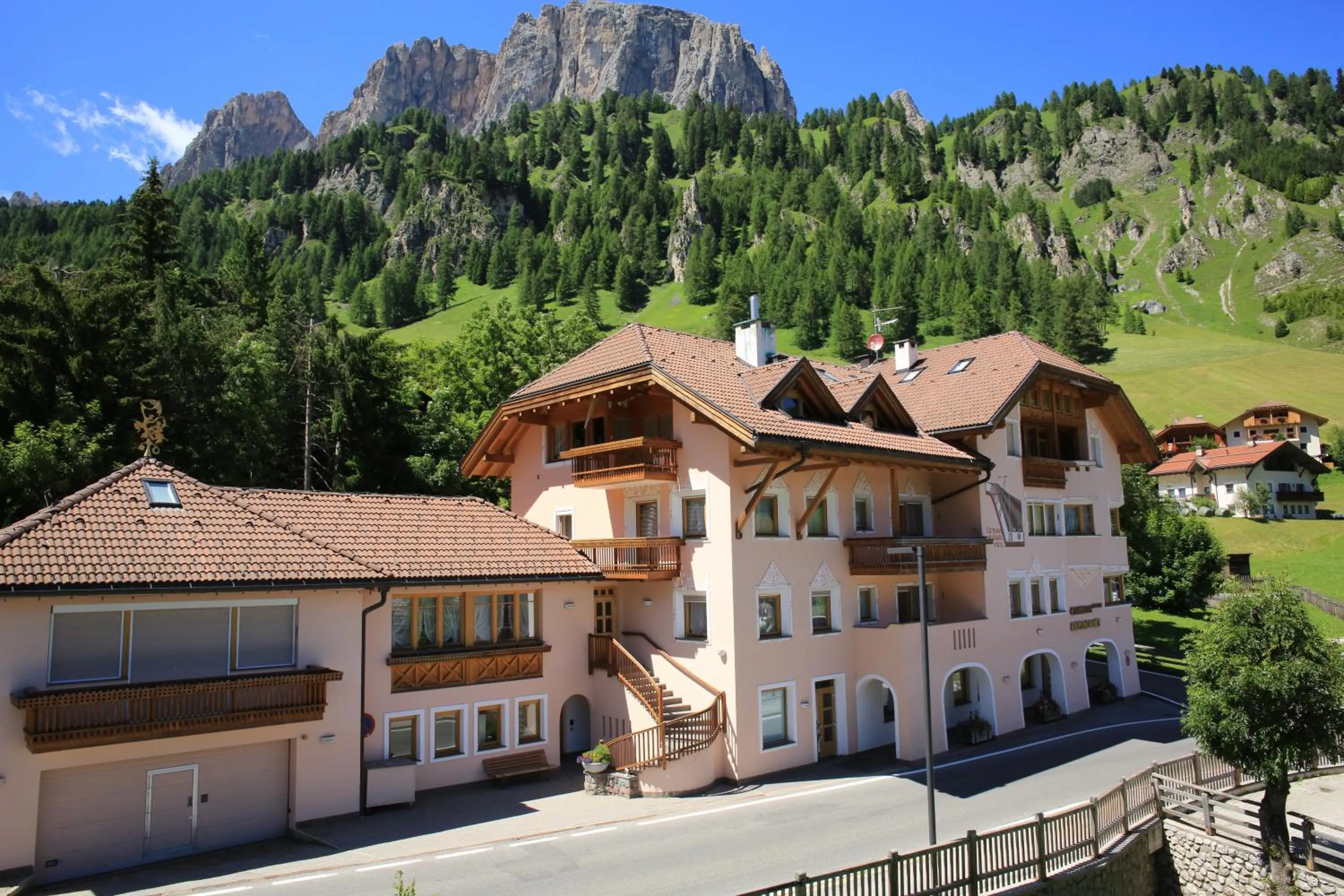 Facade/entrance in Garni Criss