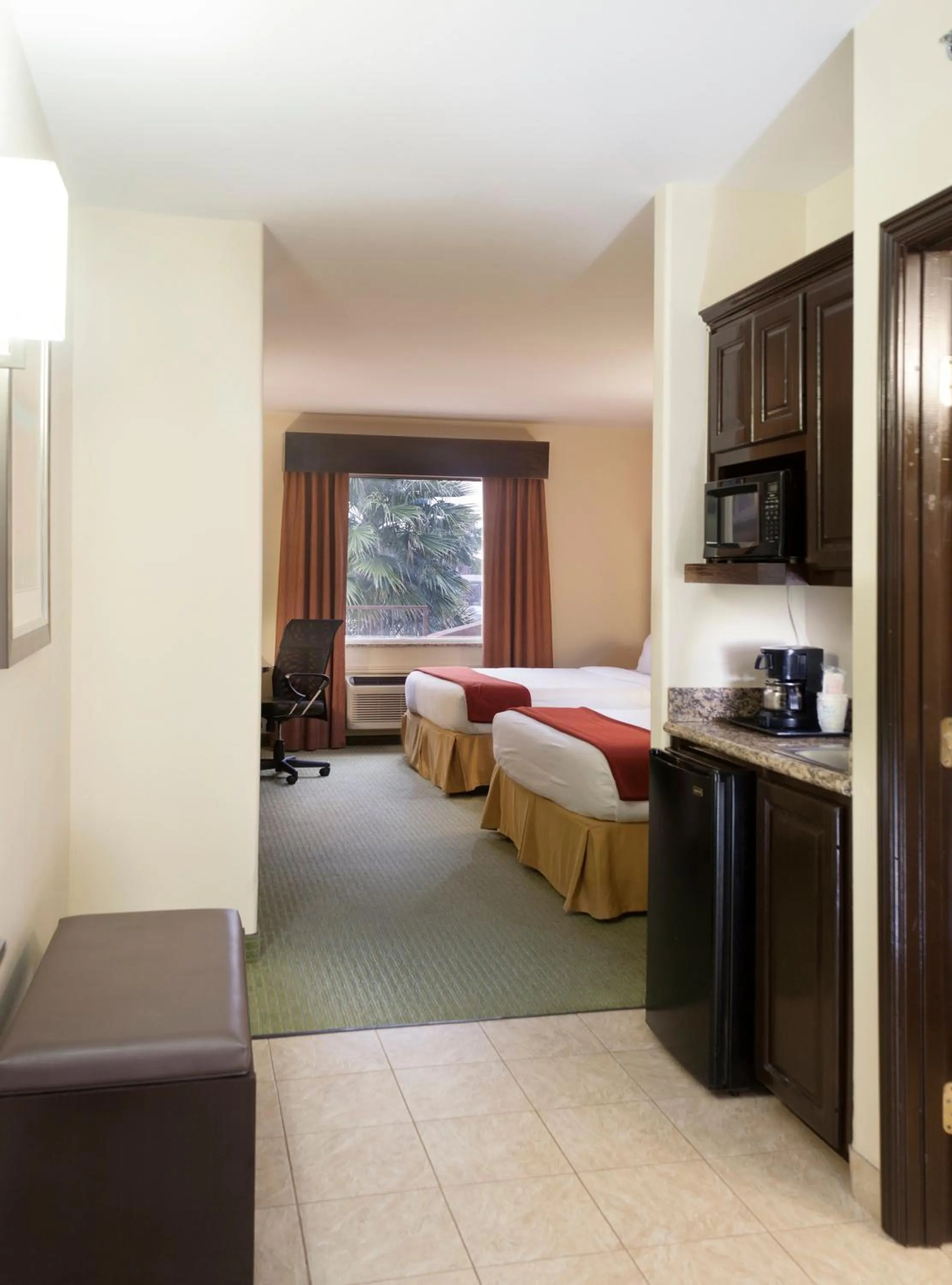 Photo of the whole room, Bed in Holiday Inn Express Hotel and Suites Brownsville by IHG
