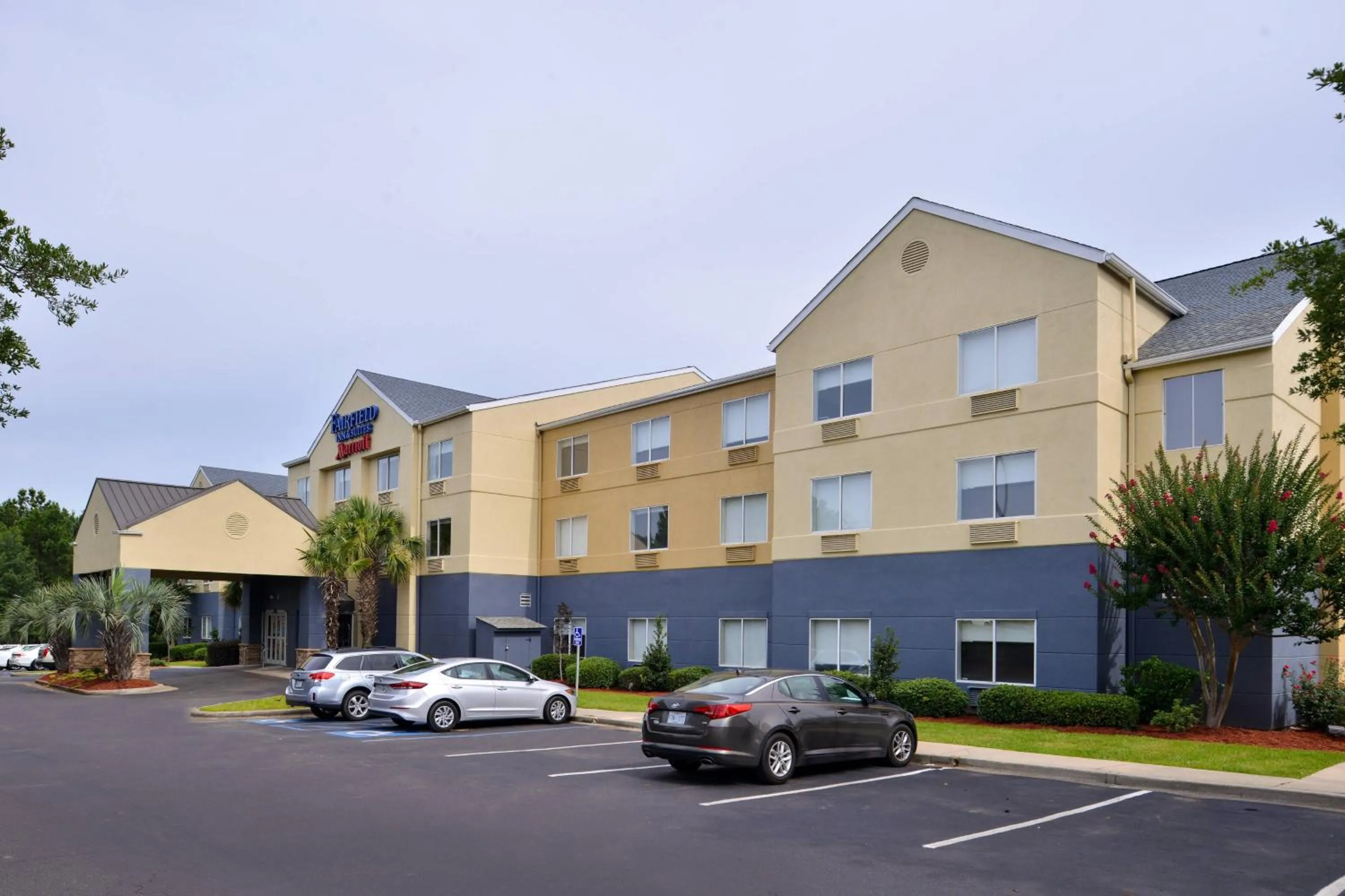 Property building in Fairfield Inn & Suites Hattiesburg / University
