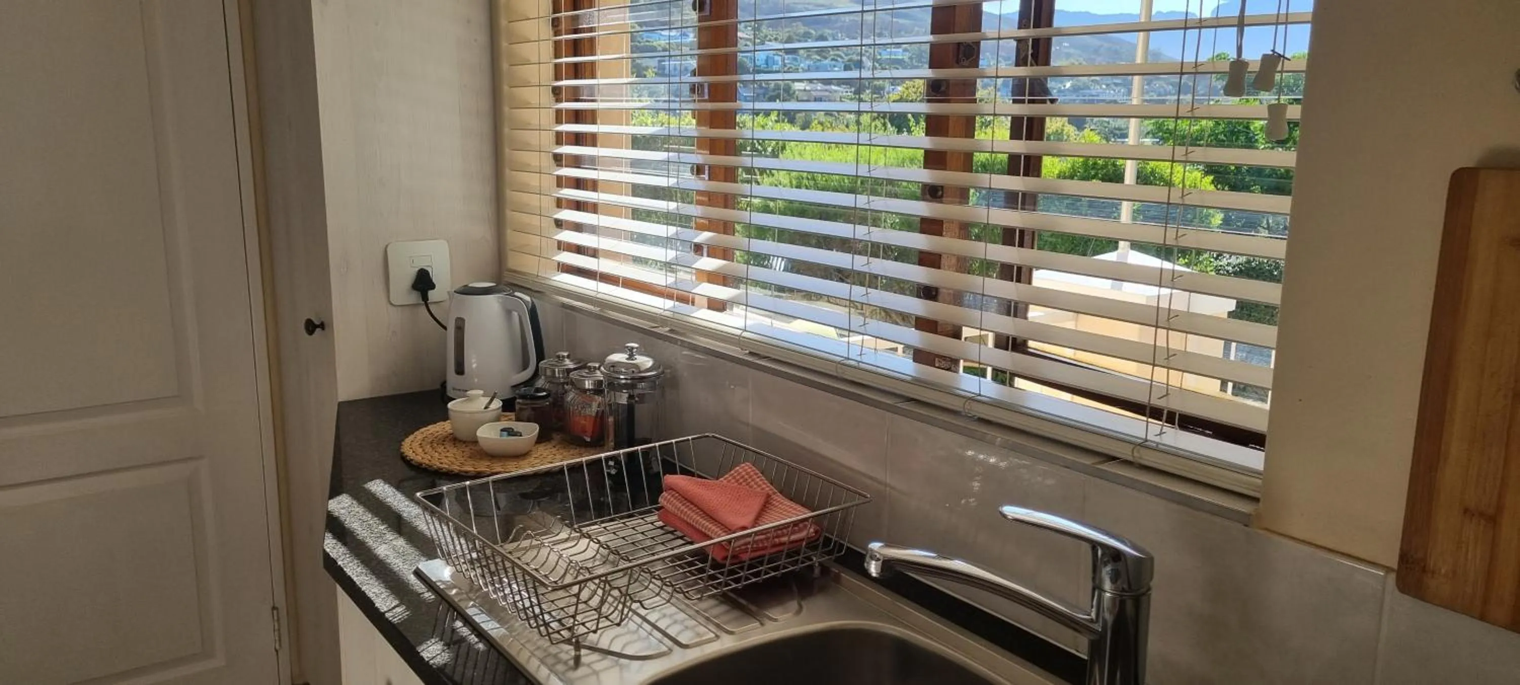 Kitchen or kitchenette in SomerZicht Guest House