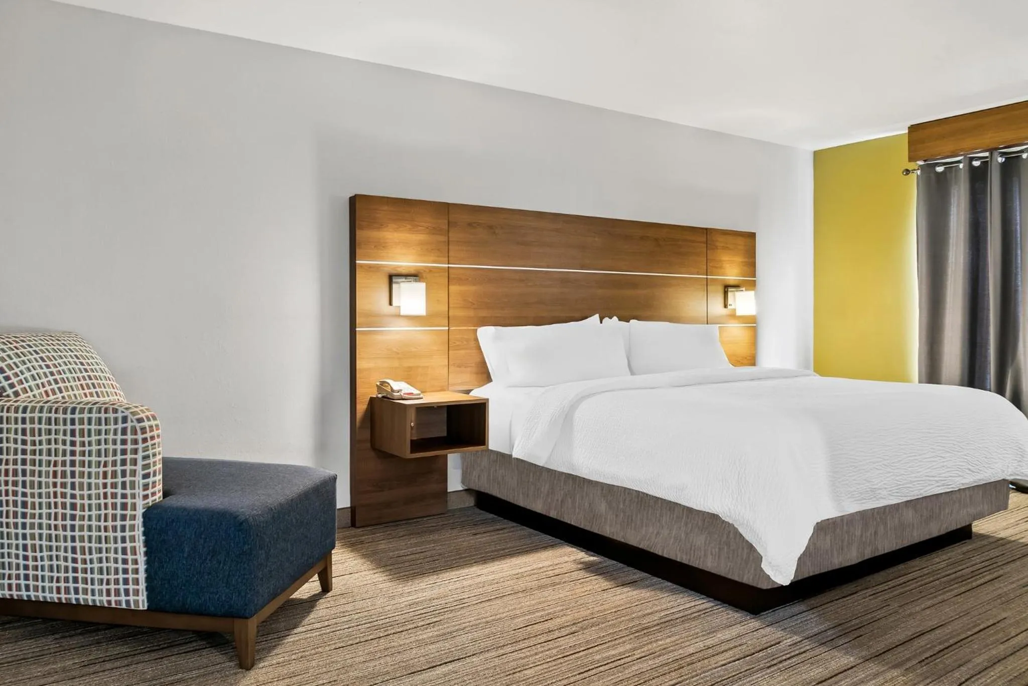 Photo of the whole room, Bed in Holiday Inn Express Hotel & Suites Marion by IHG