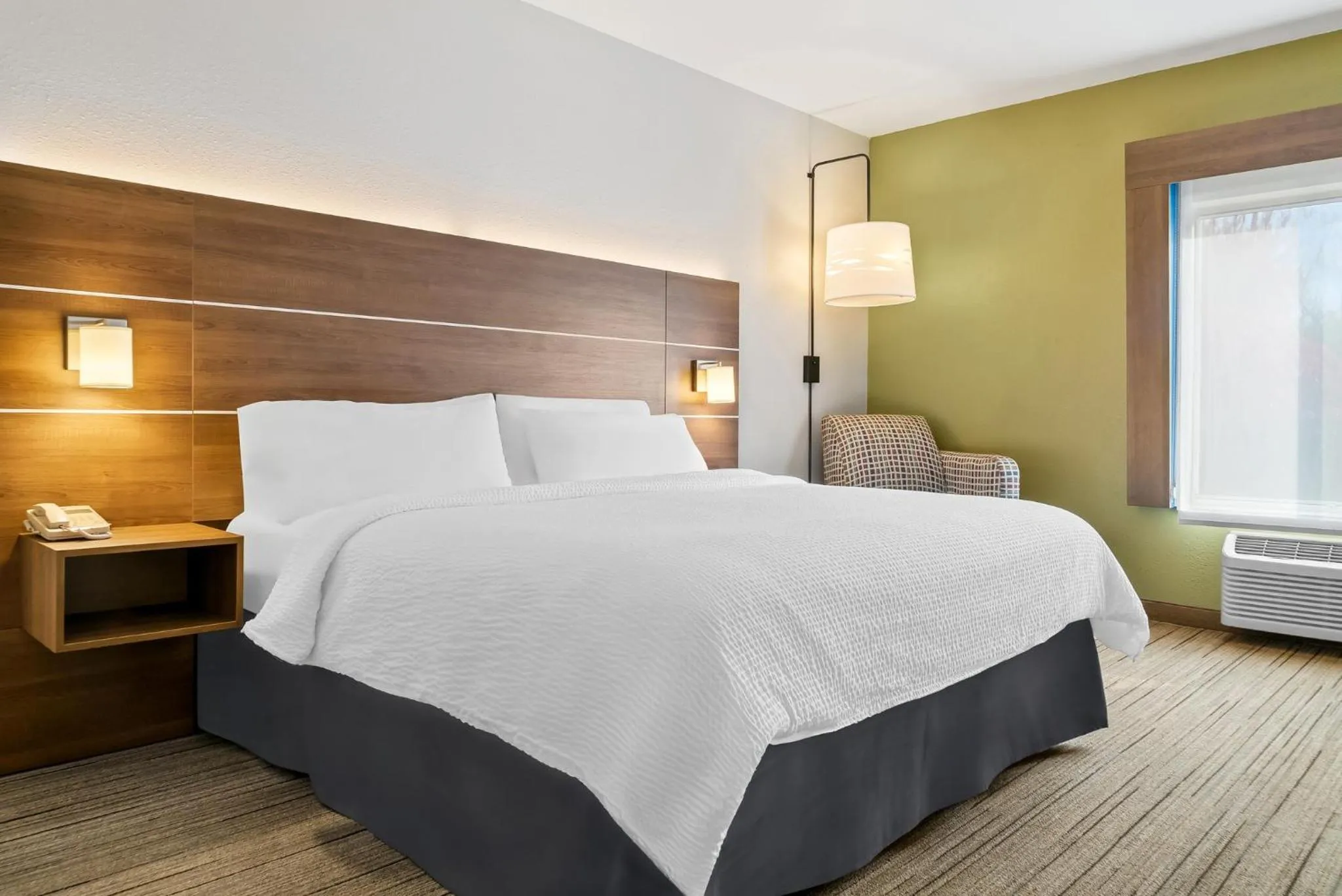 Photo of the whole room, Bed in Holiday Inn Express Hotel & Suites Marion by IHG