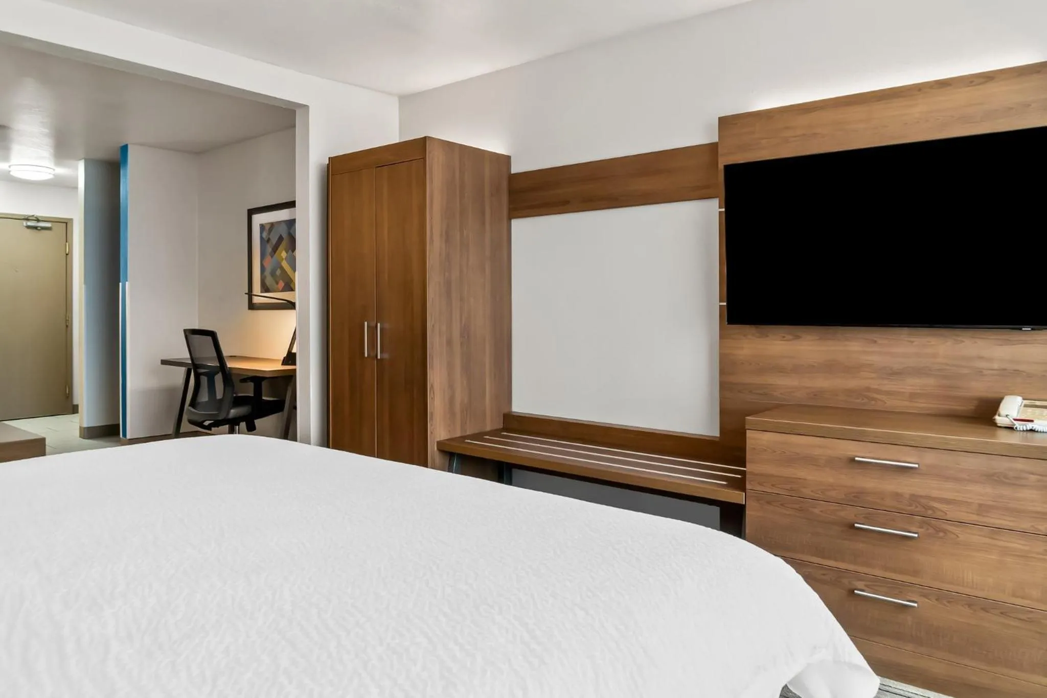 Photo of the whole room, Bed in Holiday Inn Express Hotel & Suites Marion by IHG