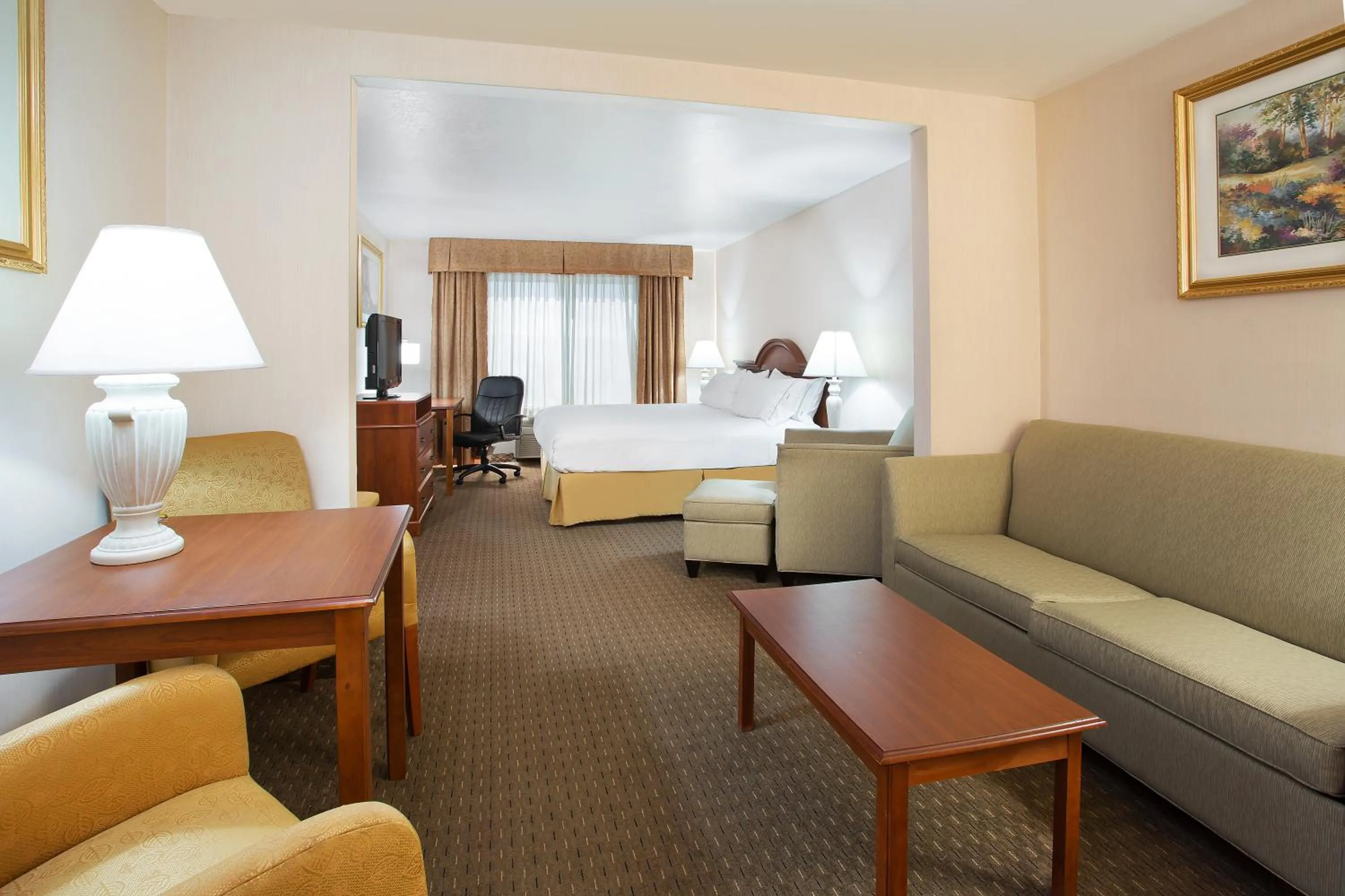 Photo of the whole room, Bed in Holiday Inn Express Hotel & Suites Marion by IHG