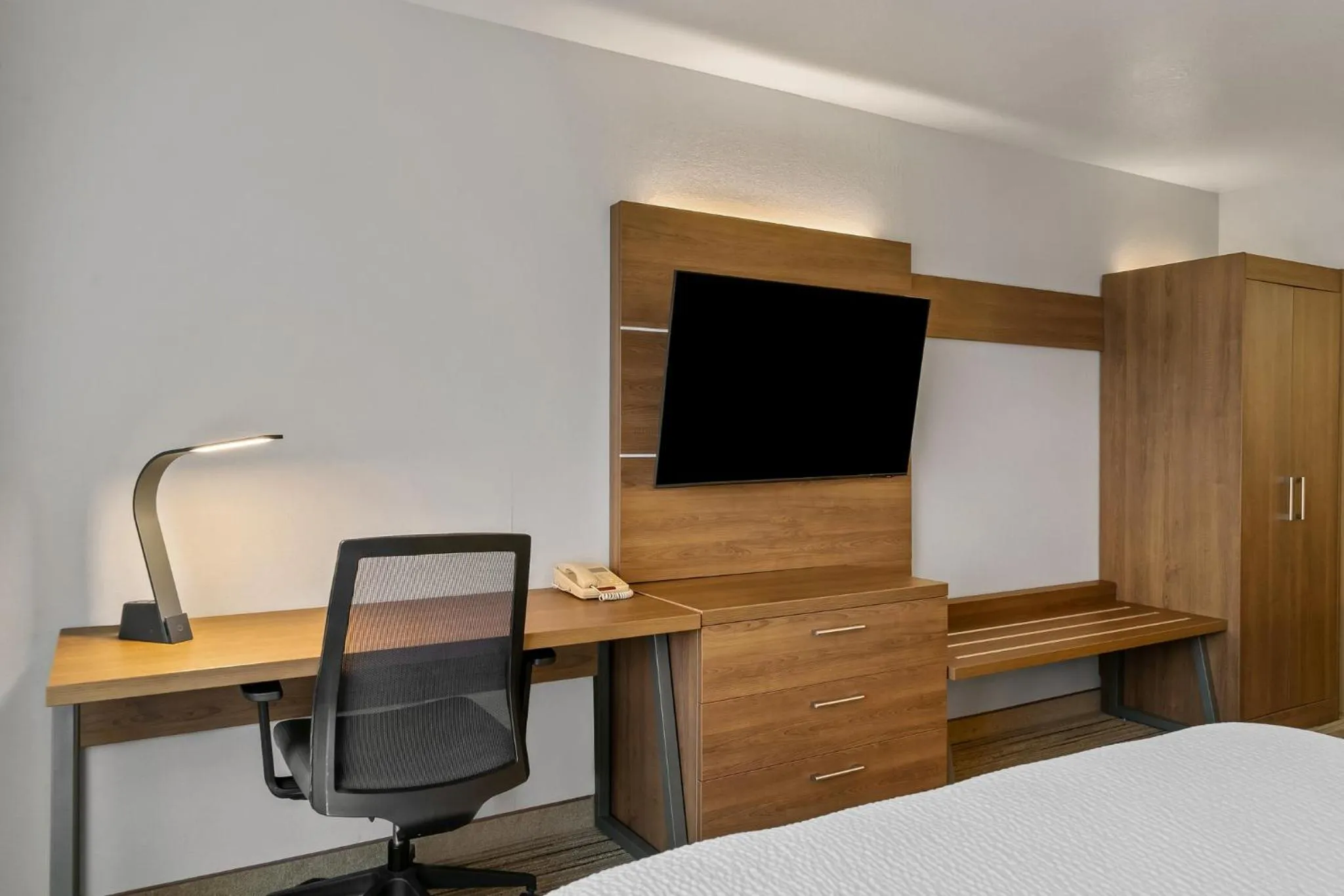 Photo of the whole room, Bed in Holiday Inn Express Hotel & Suites Marion by IHG