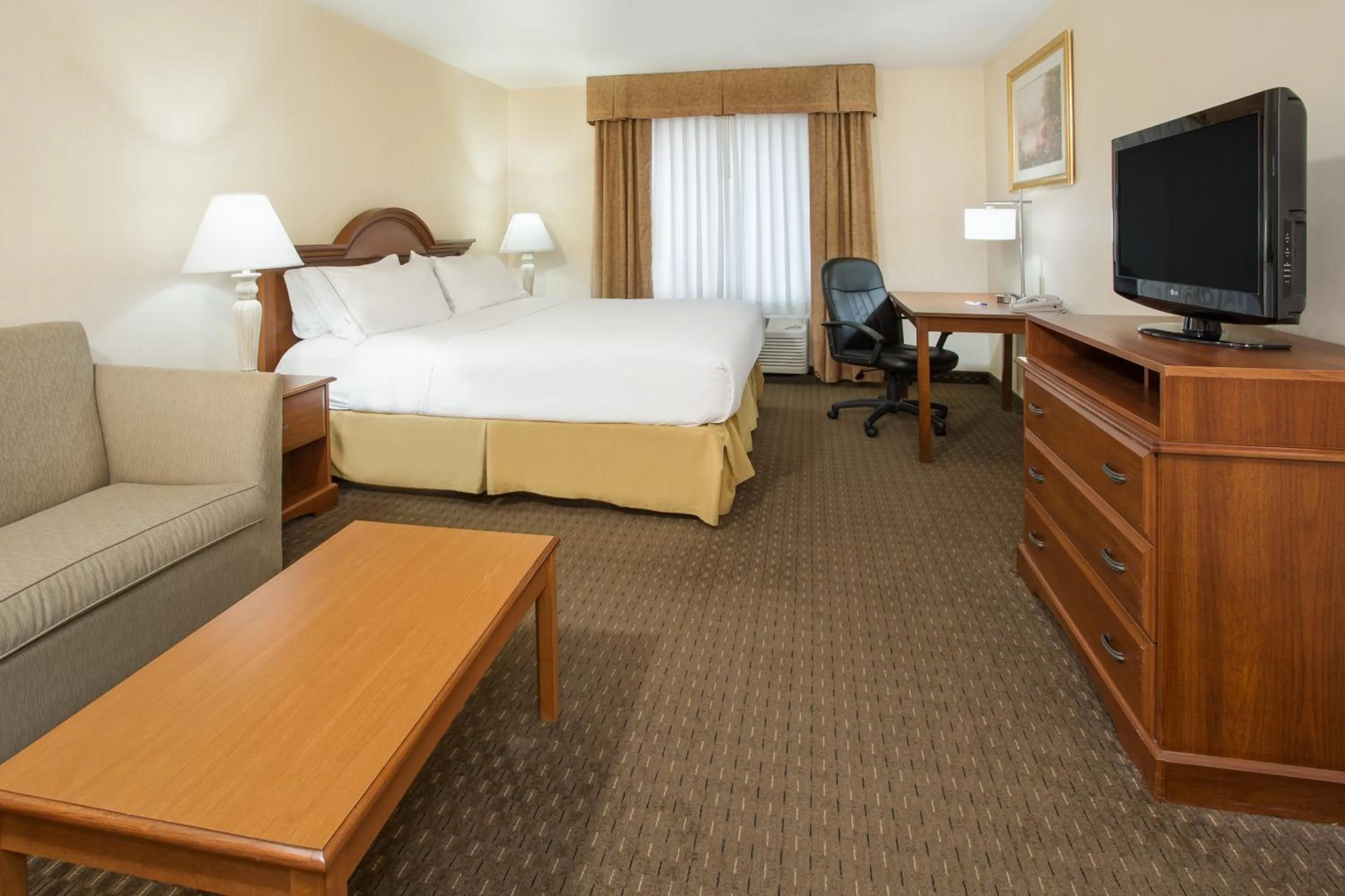 Photo of the whole room, Bed in Holiday Inn Express Hotel & Suites Marion by IHG