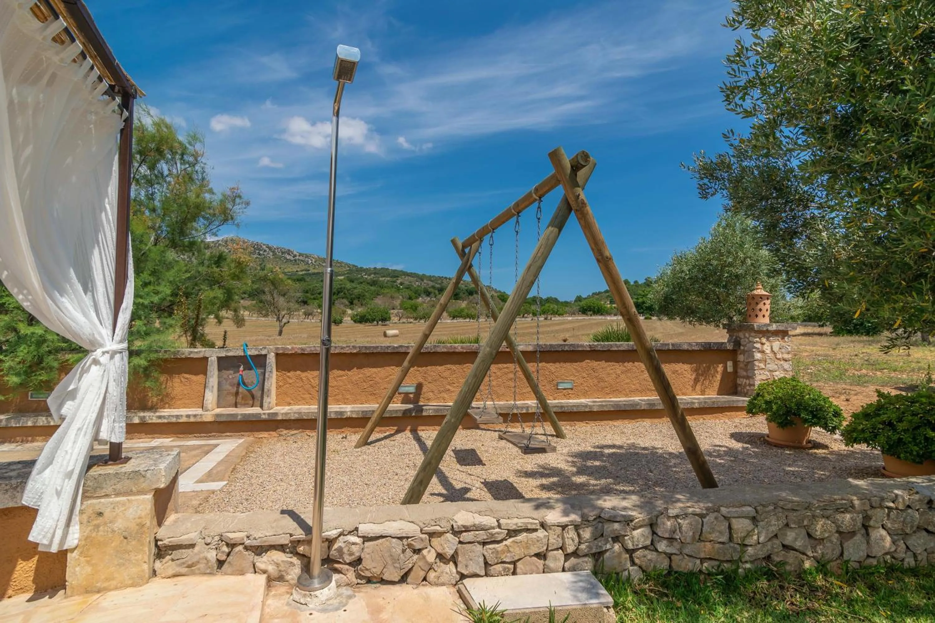 Entertainment in 3 C'an Boto