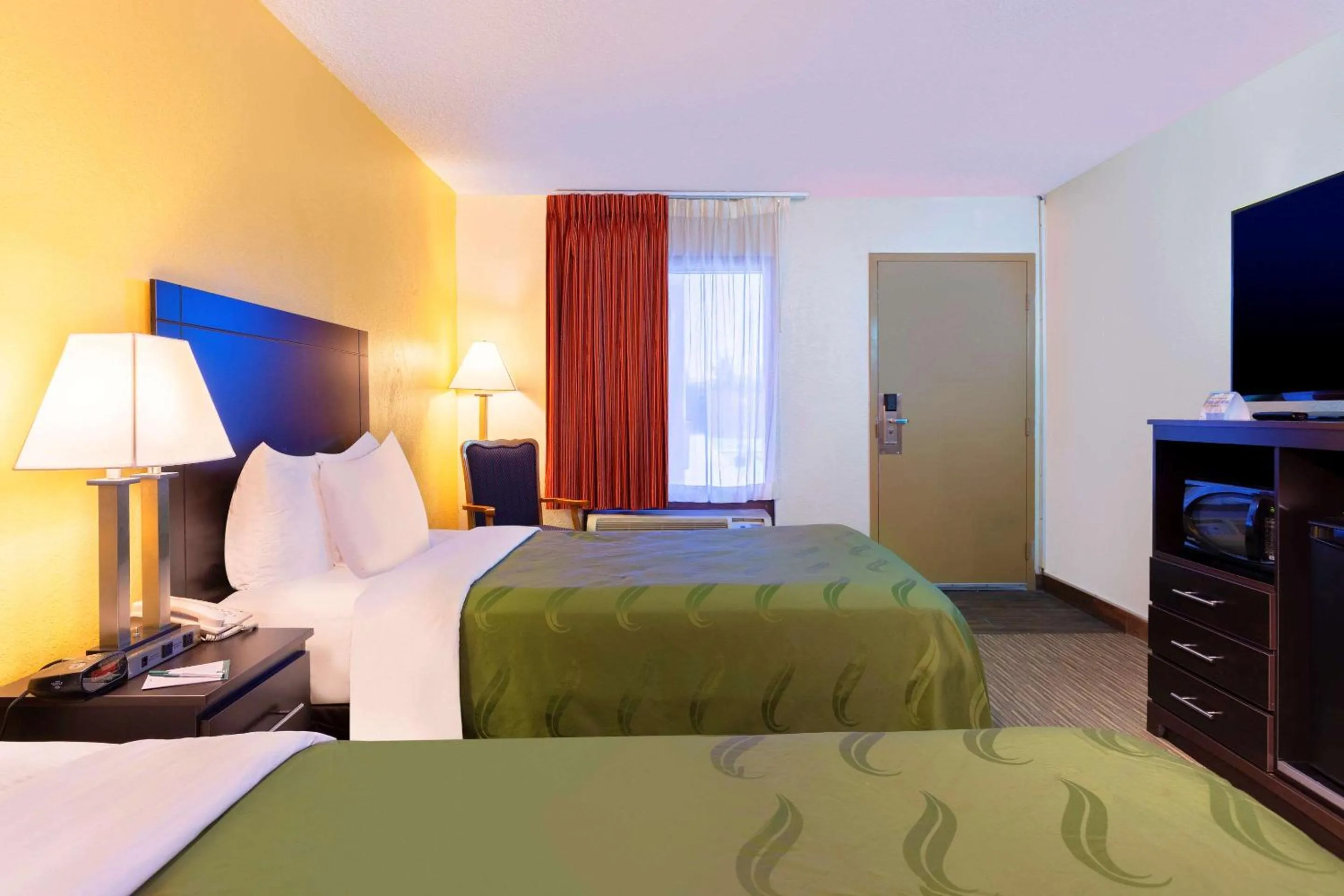 Photo of the whole room, Bed in Quality Inn at Arlington Highlands