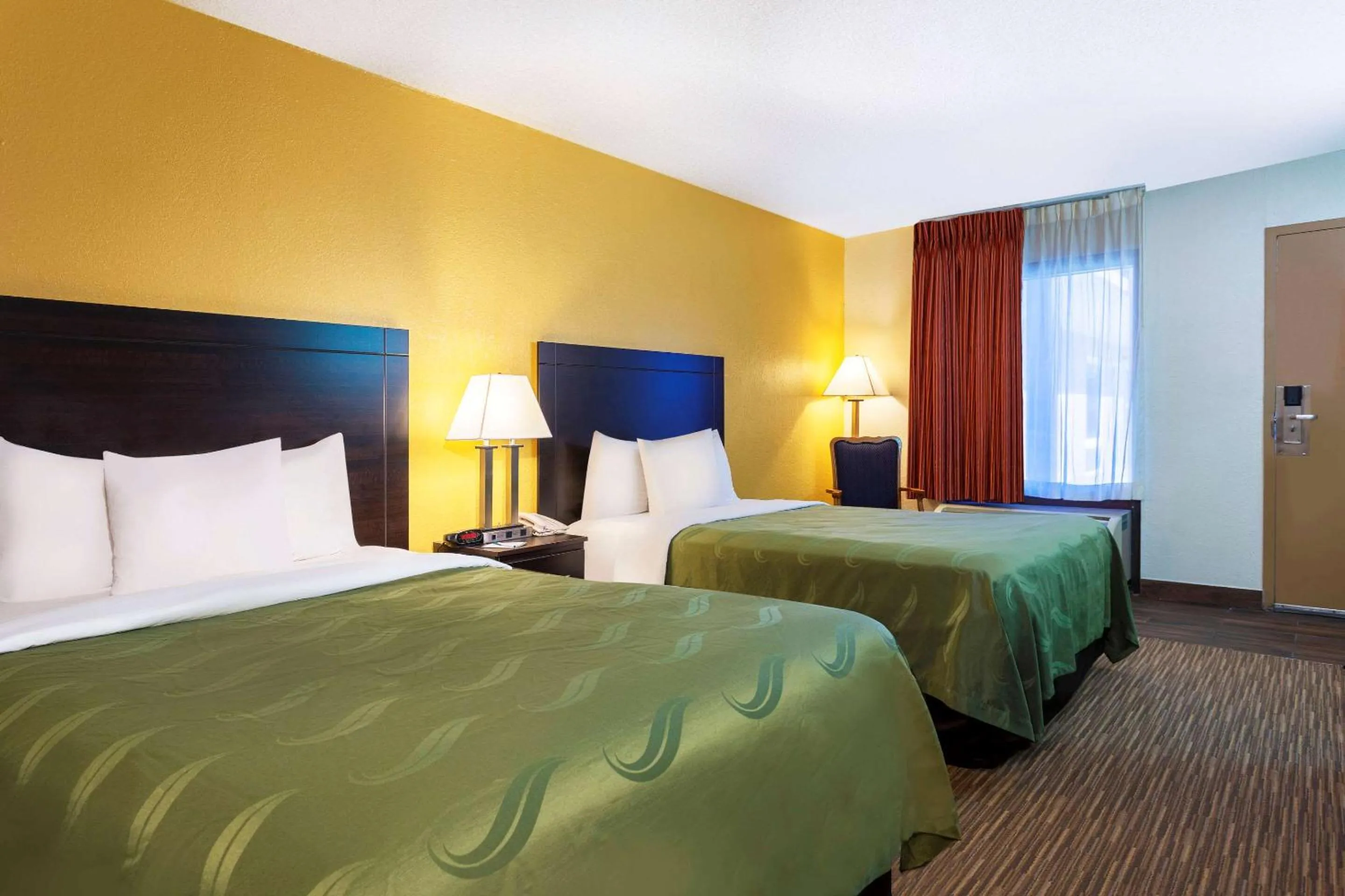 Photo of the whole room, Bed in Quality Inn at Arlington Highlands