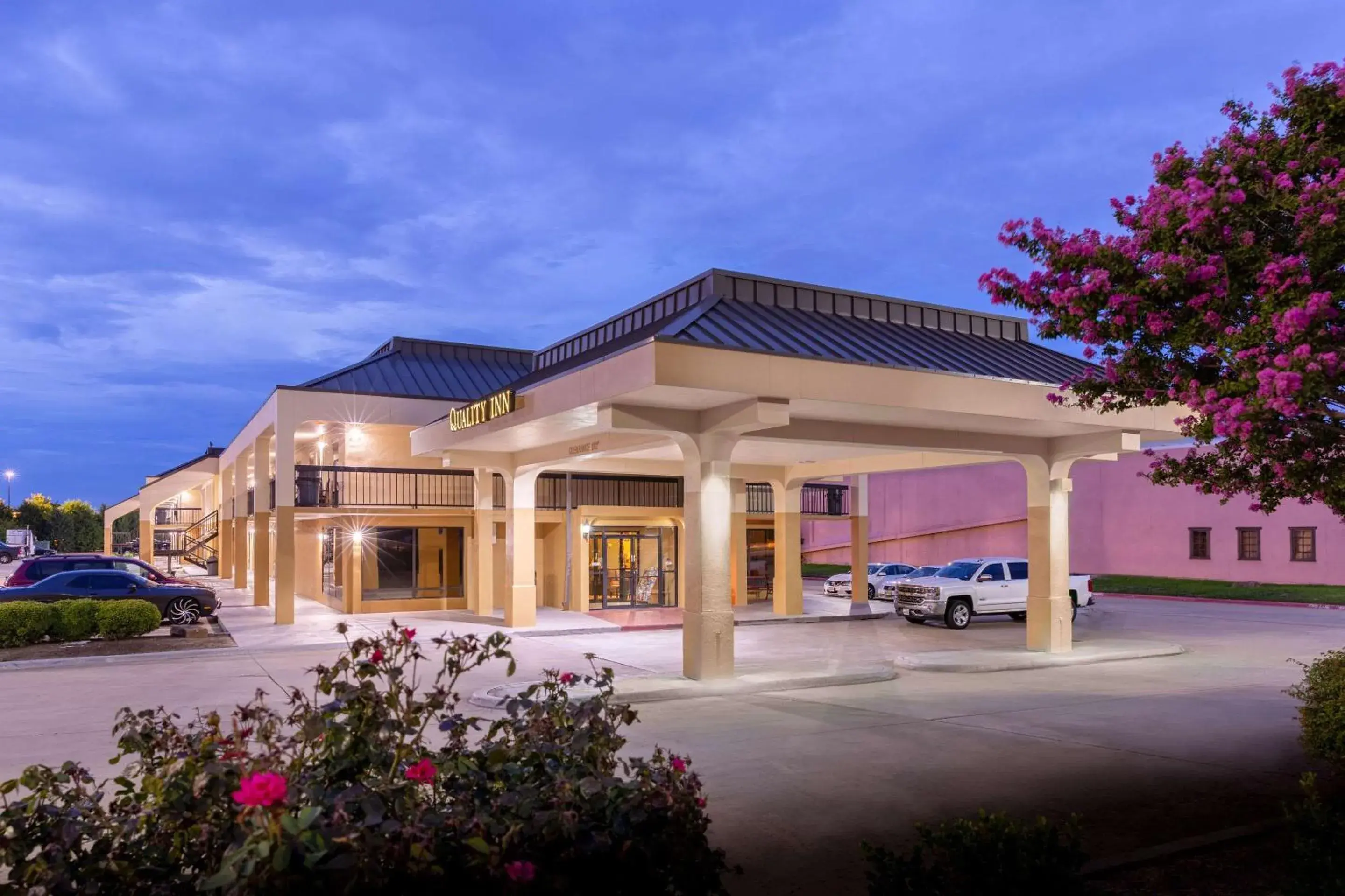 Property building in Quality Inn at Arlington Highlands Property building in Quality Inn at Arlington Highlands