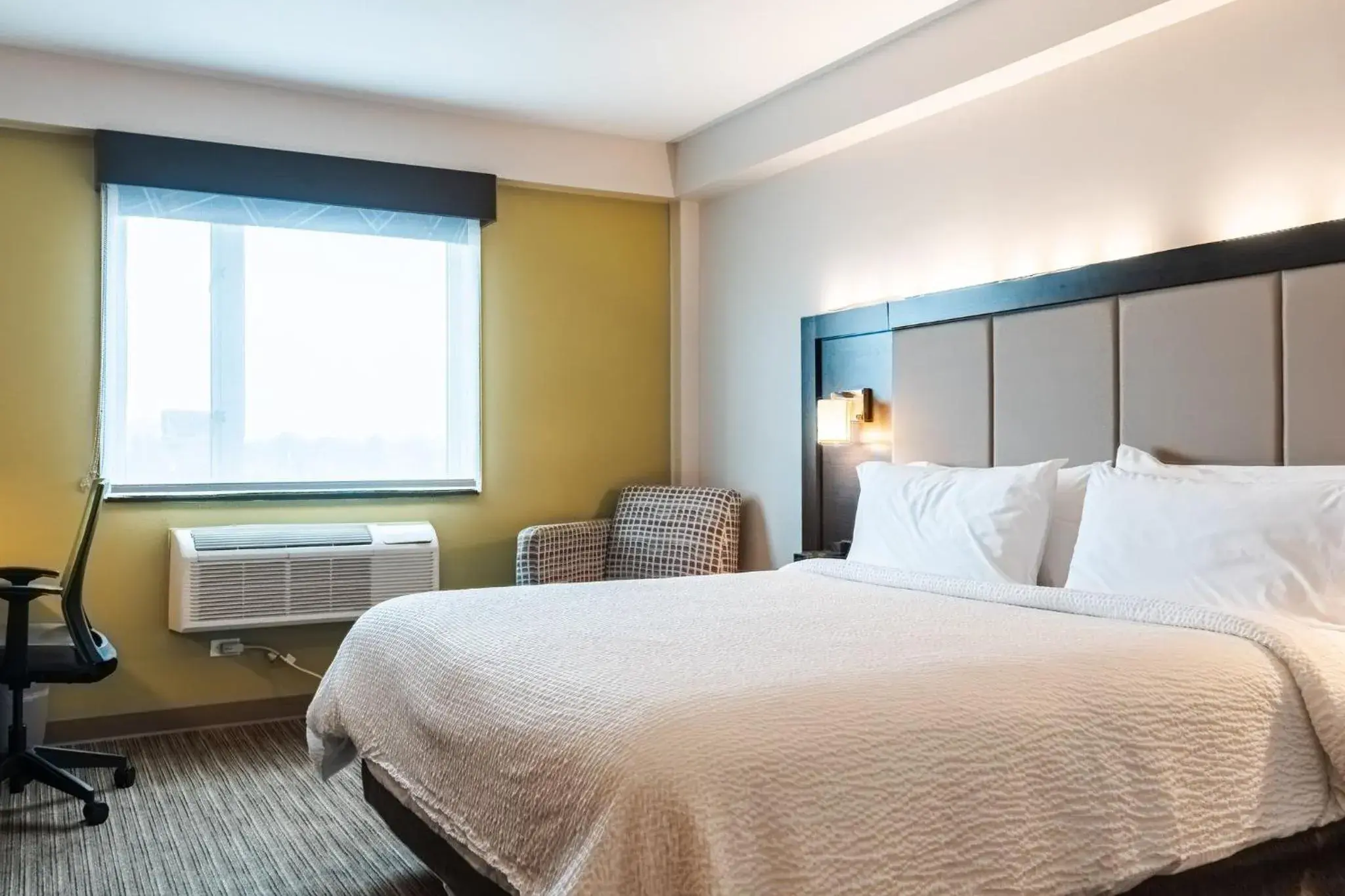 Photo of the whole room, Bed in Holiday Inn Express Maspeth by IHG Photo of the whole room, Bed in Holiday Inn Express Maspeth by IHG