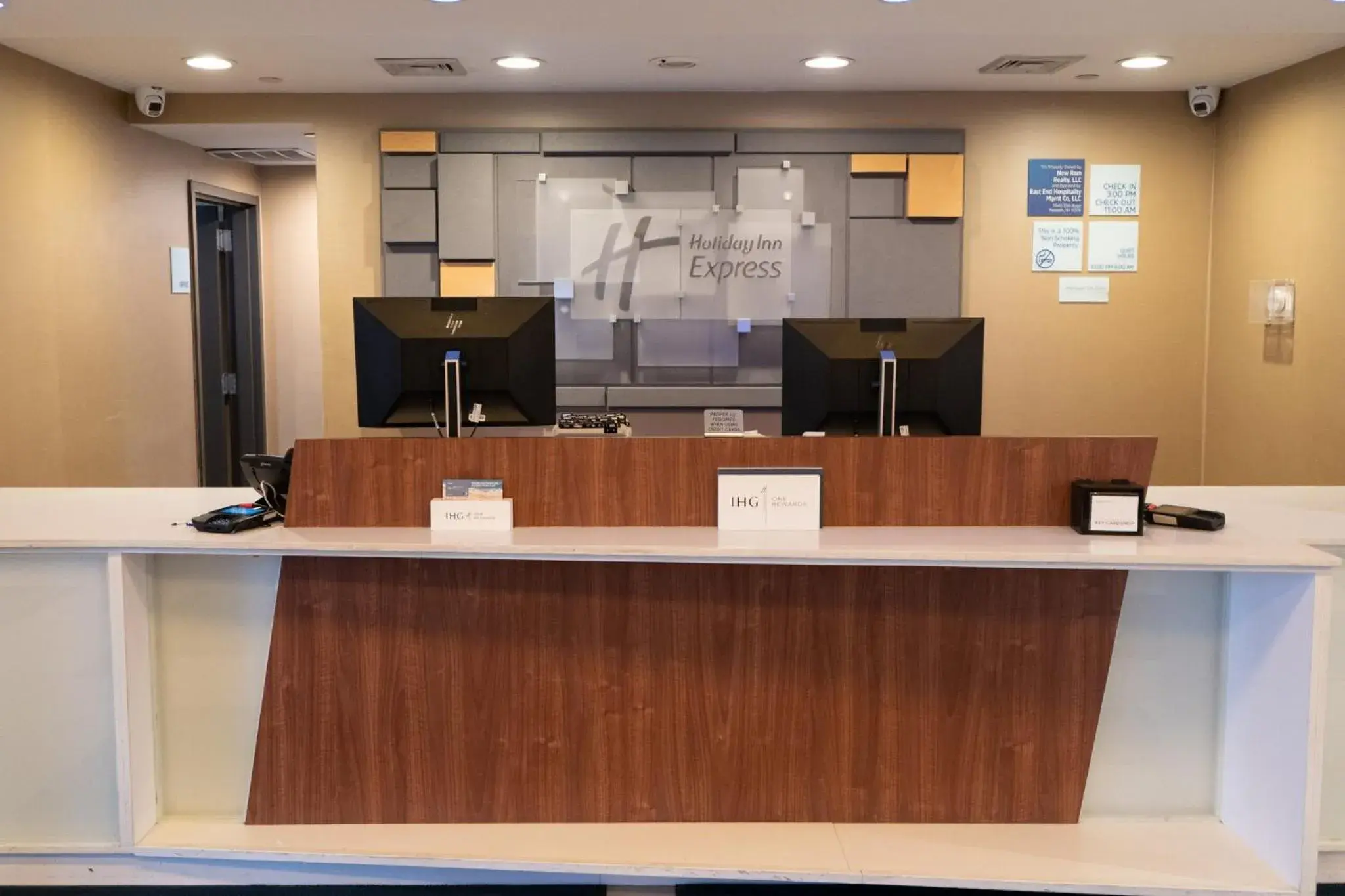 Property building in Holiday Inn Express Maspeth by IHG Property building in Holiday Inn Express Maspeth by IHG