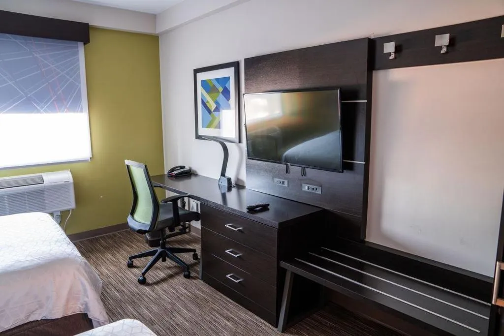 TV and multimedia, Bed in Holiday Inn Express Maspeth by IHG