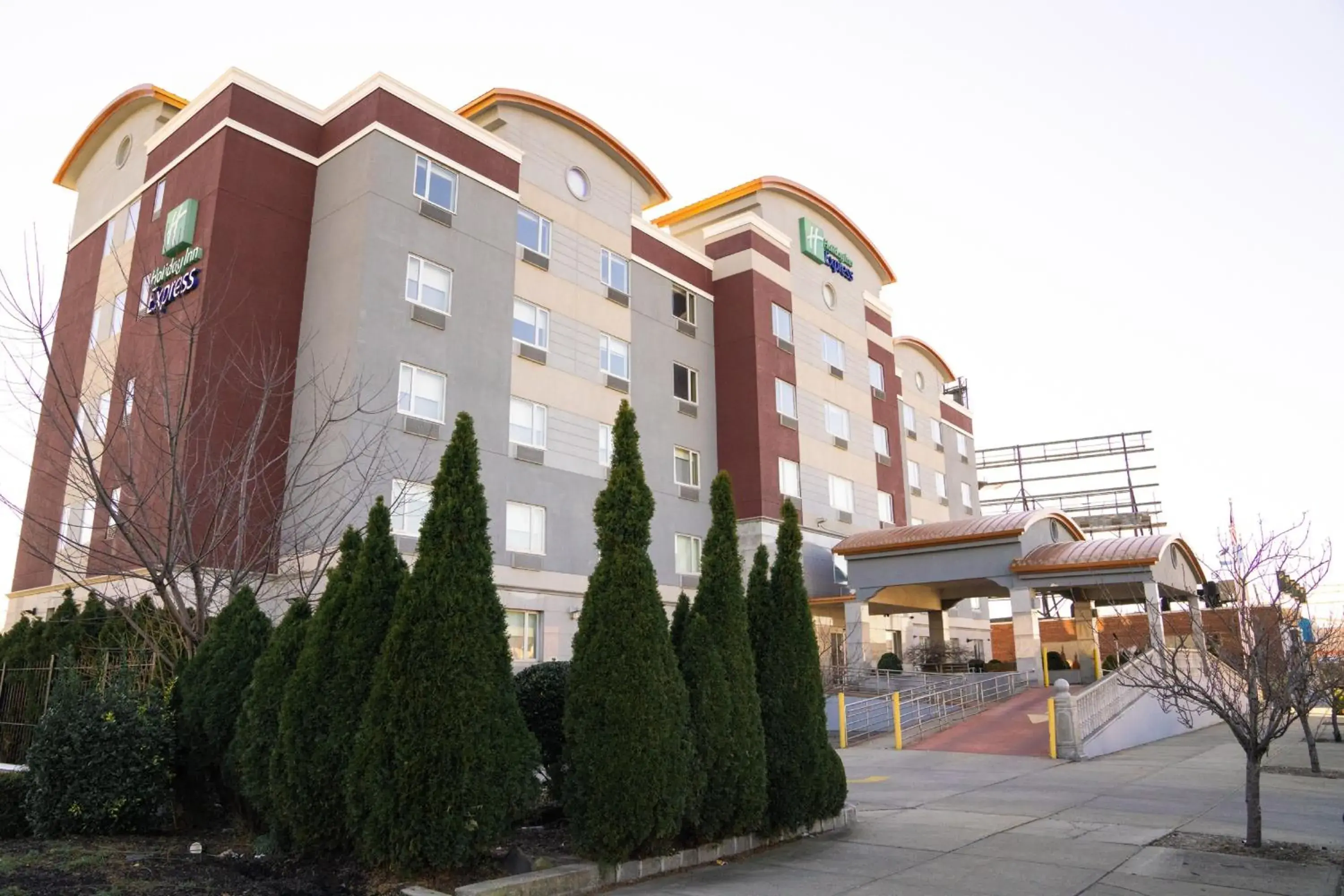 Property building in Holiday Inn Express Maspeth by IHG Property building in Holiday Inn Express Maspeth by IHG