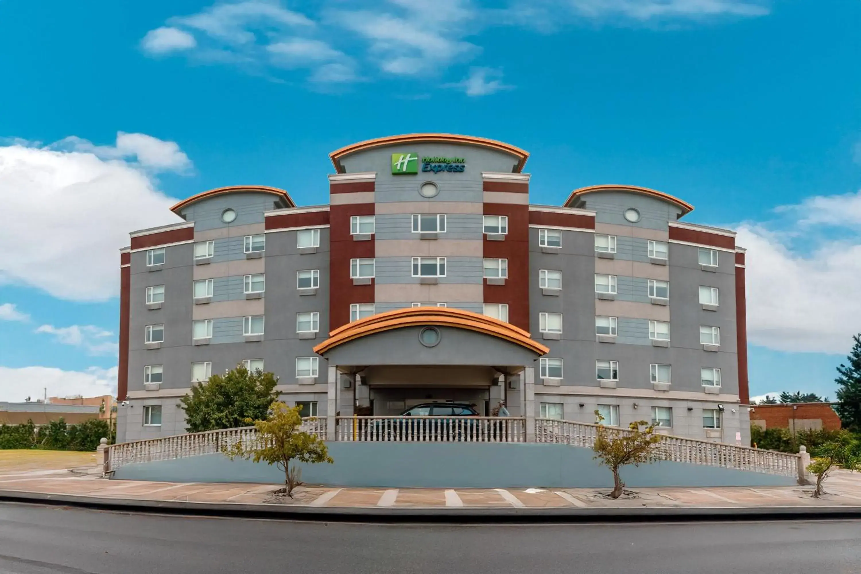 Property building in Holiday Inn Express Maspeth by IHG Property building in Holiday Inn Express Maspeth by IHG