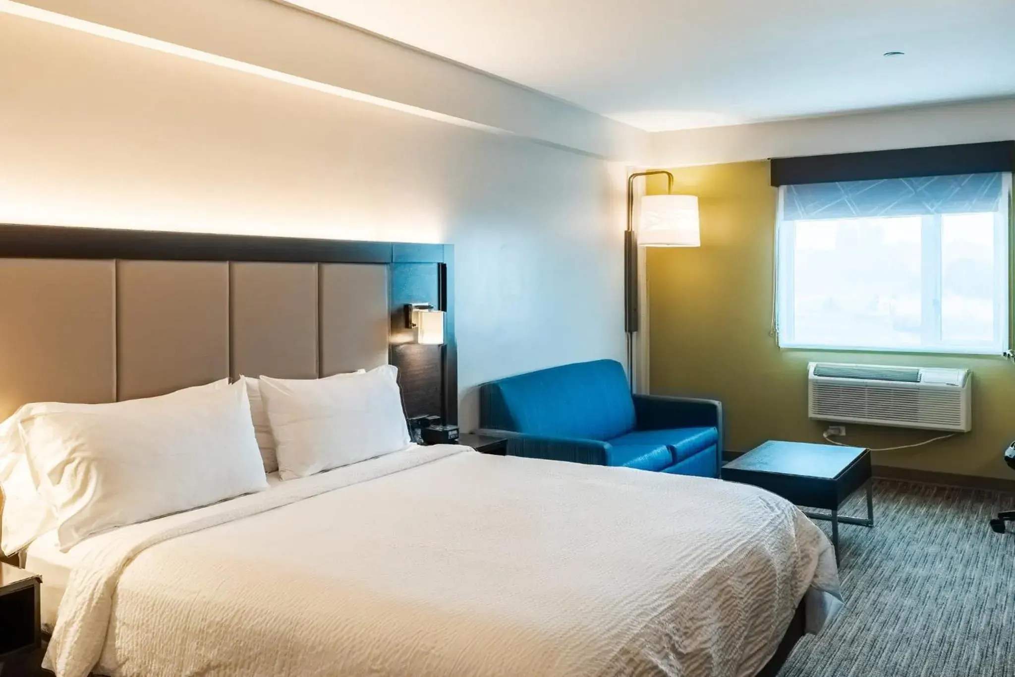 Bedroom, Bed in Holiday Inn Express Maspeth by IHG Bedroom, Bed in Holiday Inn Express Maspeth by IHG