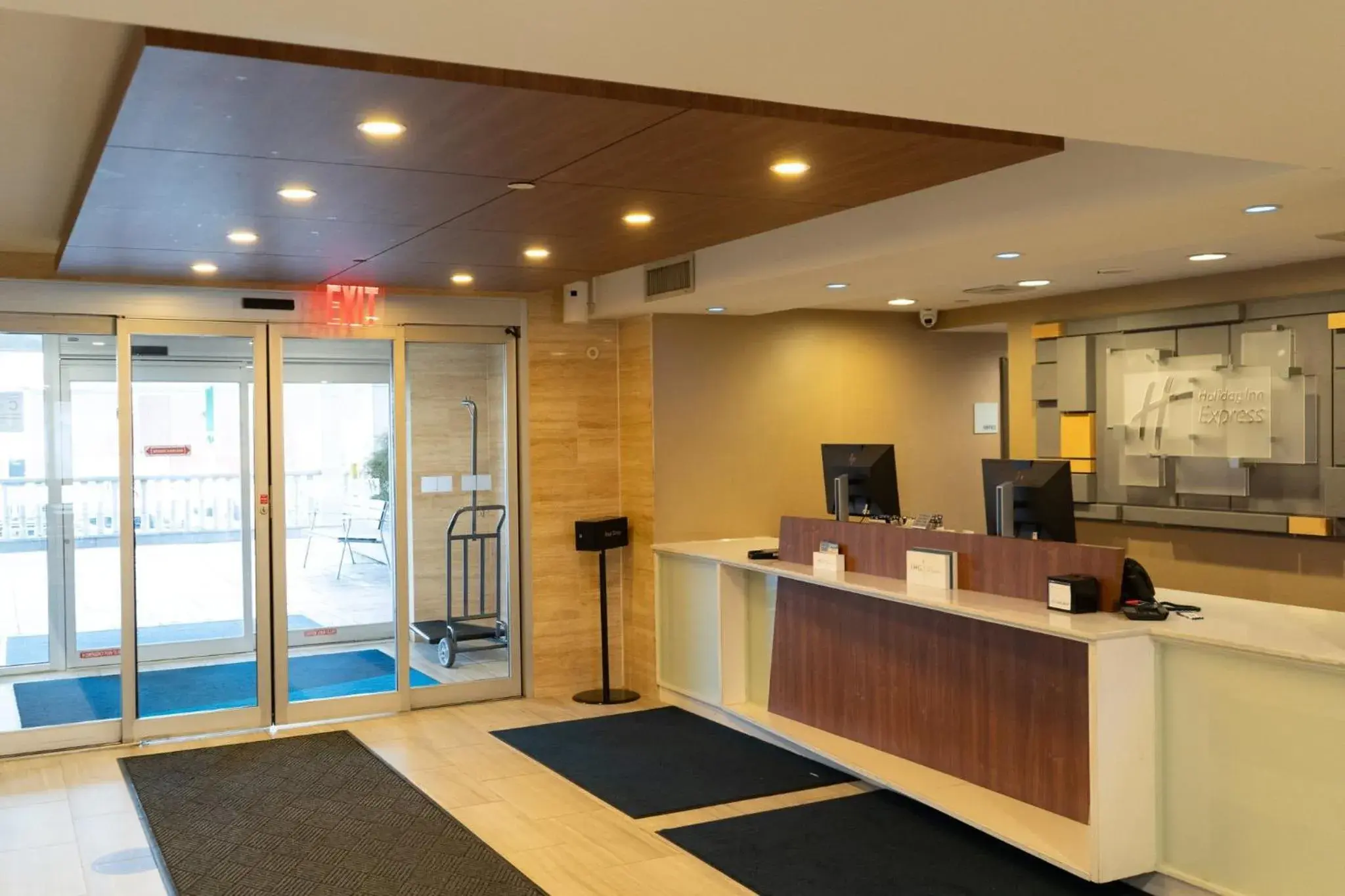 Property building in Holiday Inn Express Maspeth by IHG Property building in Holiday Inn Express Maspeth by IHG
