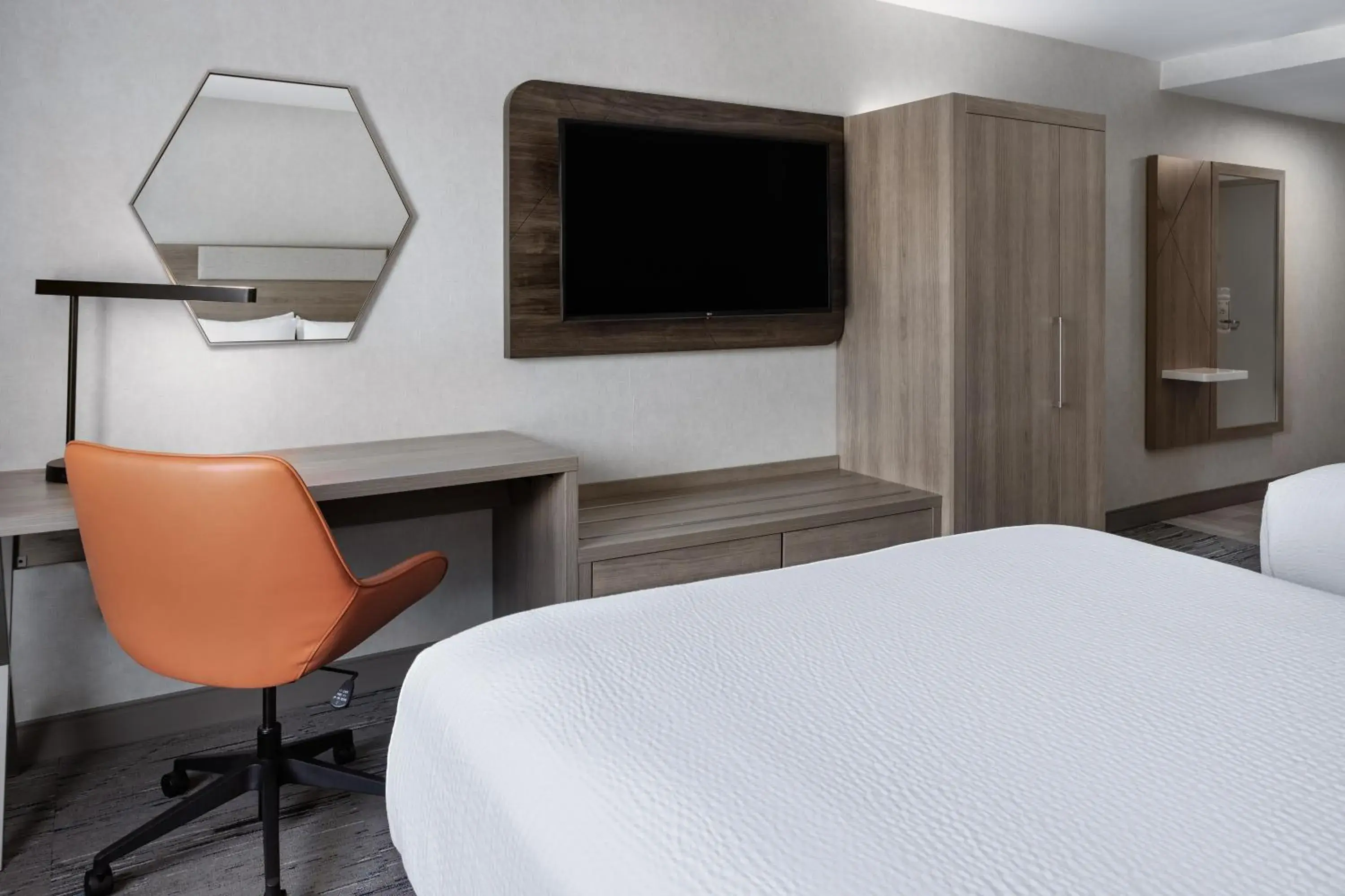 TV and multimedia, Bed in Holiday Inn Express Hotel & Suites Brattleboro by IHG TV and multimedia, Bed in Holiday Inn Express Hotel & Suites Brattleboro by IHG