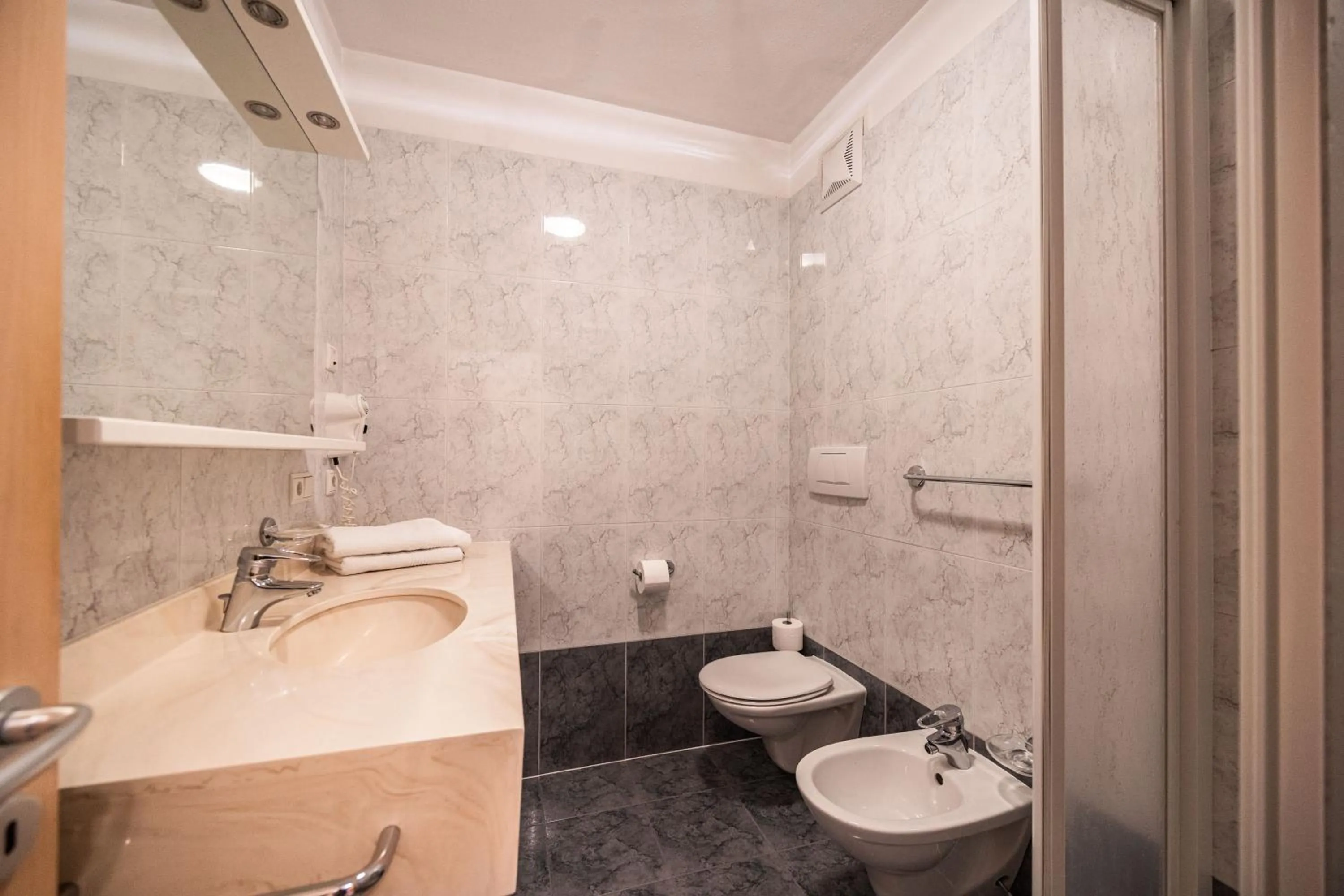 Bathroom in EGGER Apartments & Suites