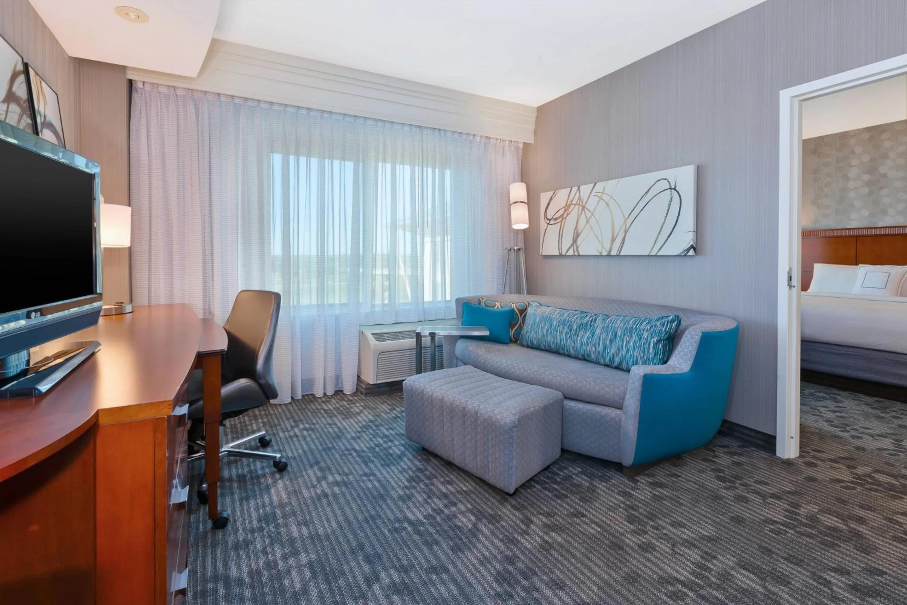 Living room, Bed in Courtyard Omaha La Vista