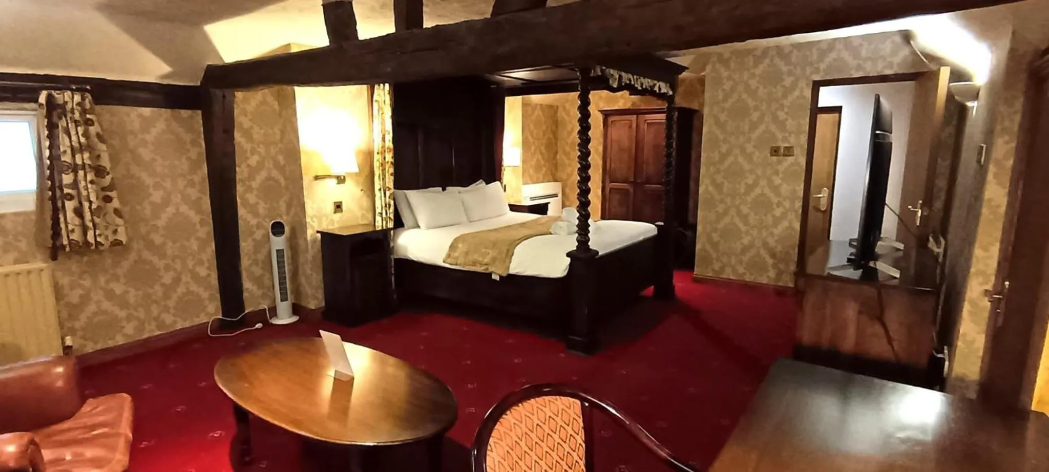 Living room, Bed in Villare Hitchin Town Centre