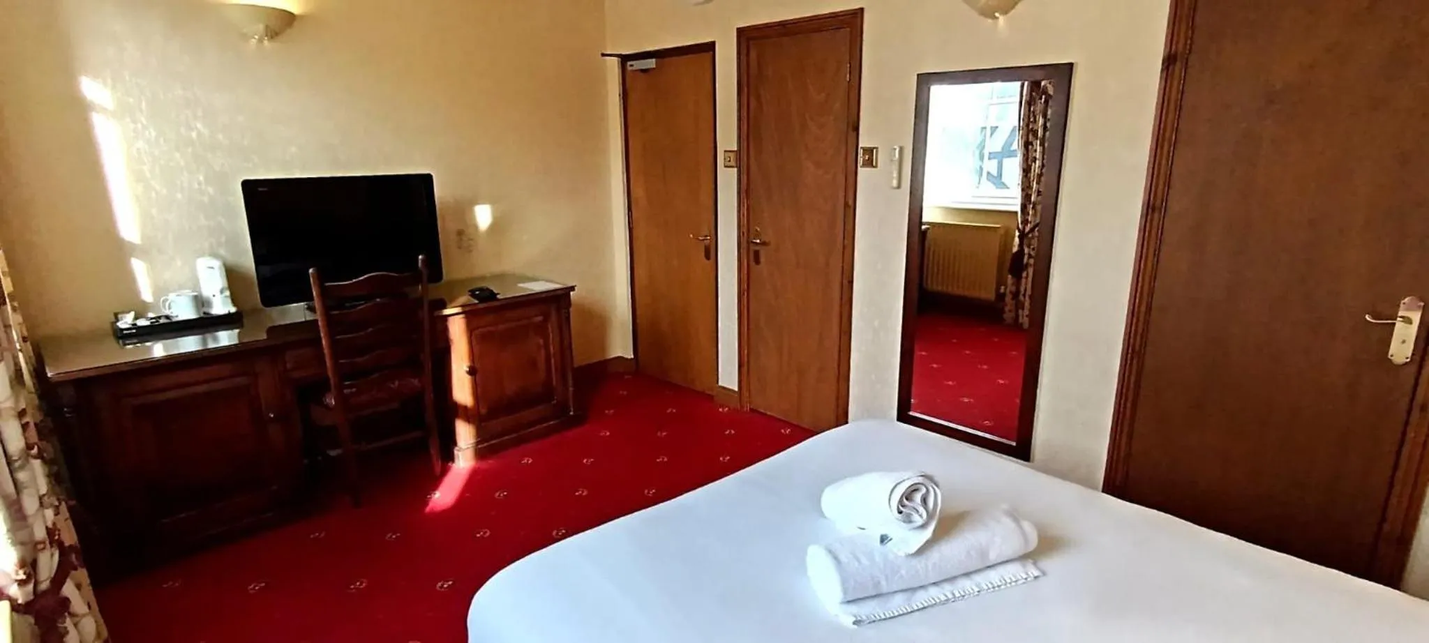 Living room, Bed in Villare Hitchin Town Centre