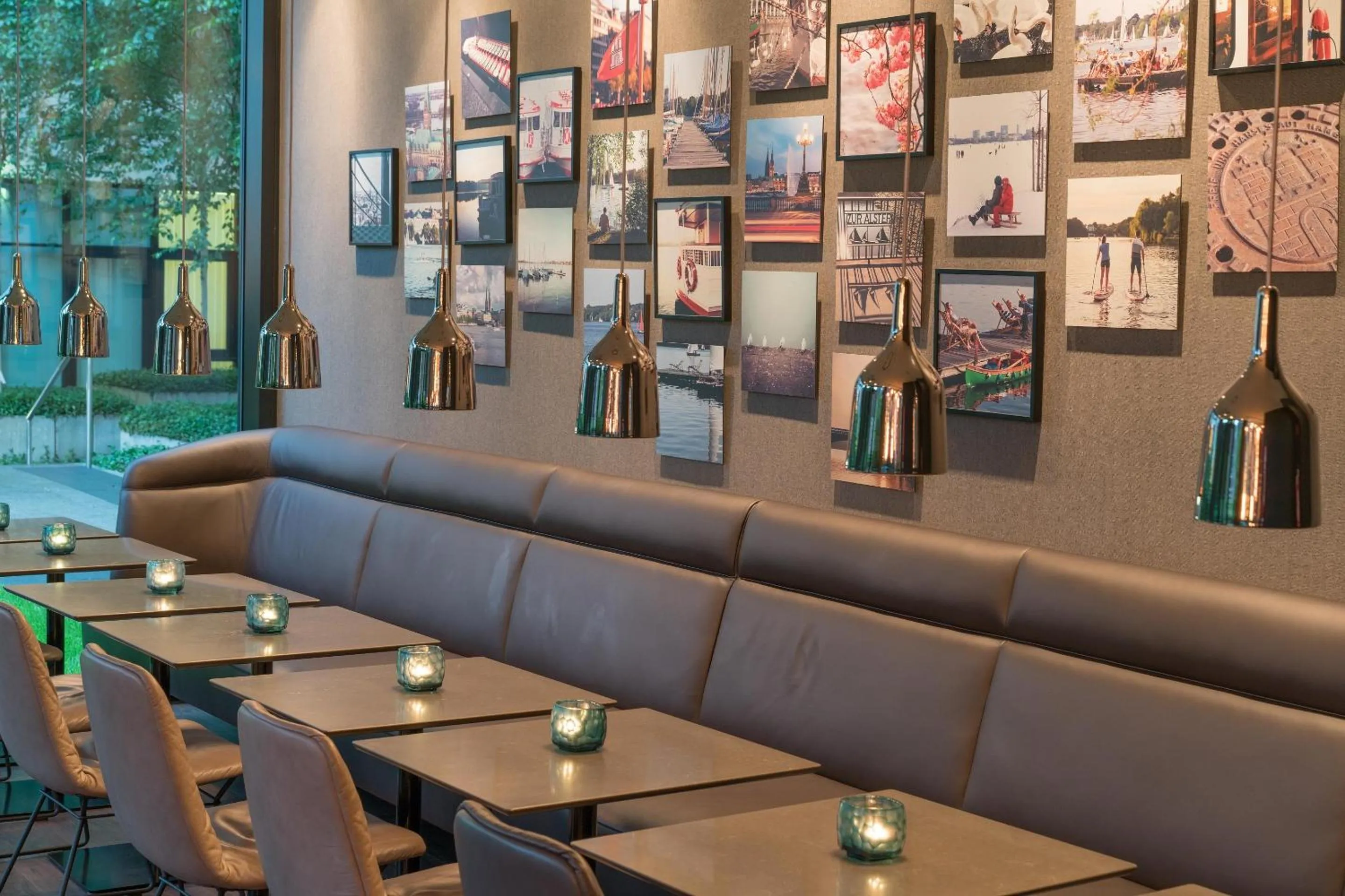 Lounge or bar in Motel One Hamburg-Alster