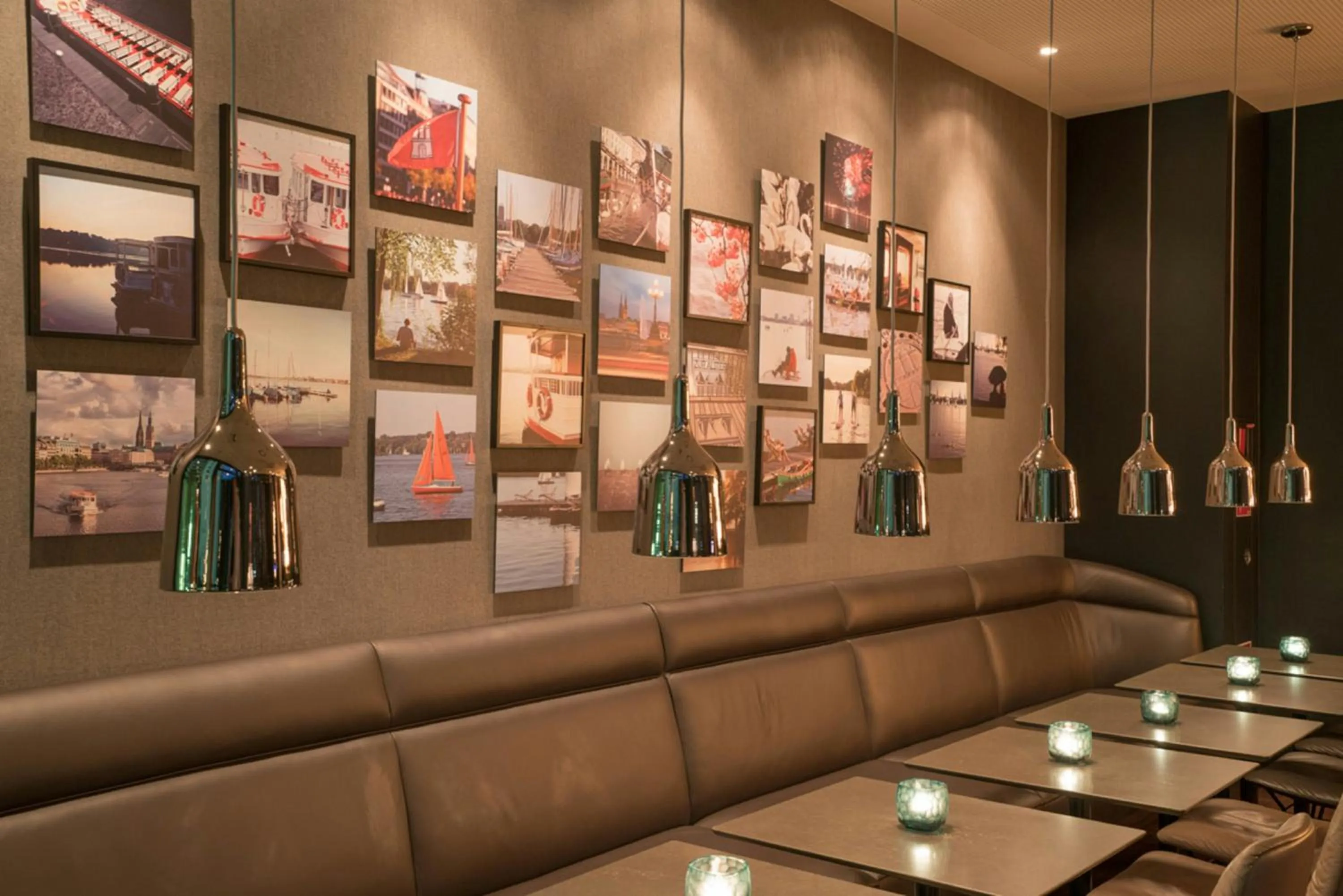 Lounge or bar in Motel One Hamburg-Alster