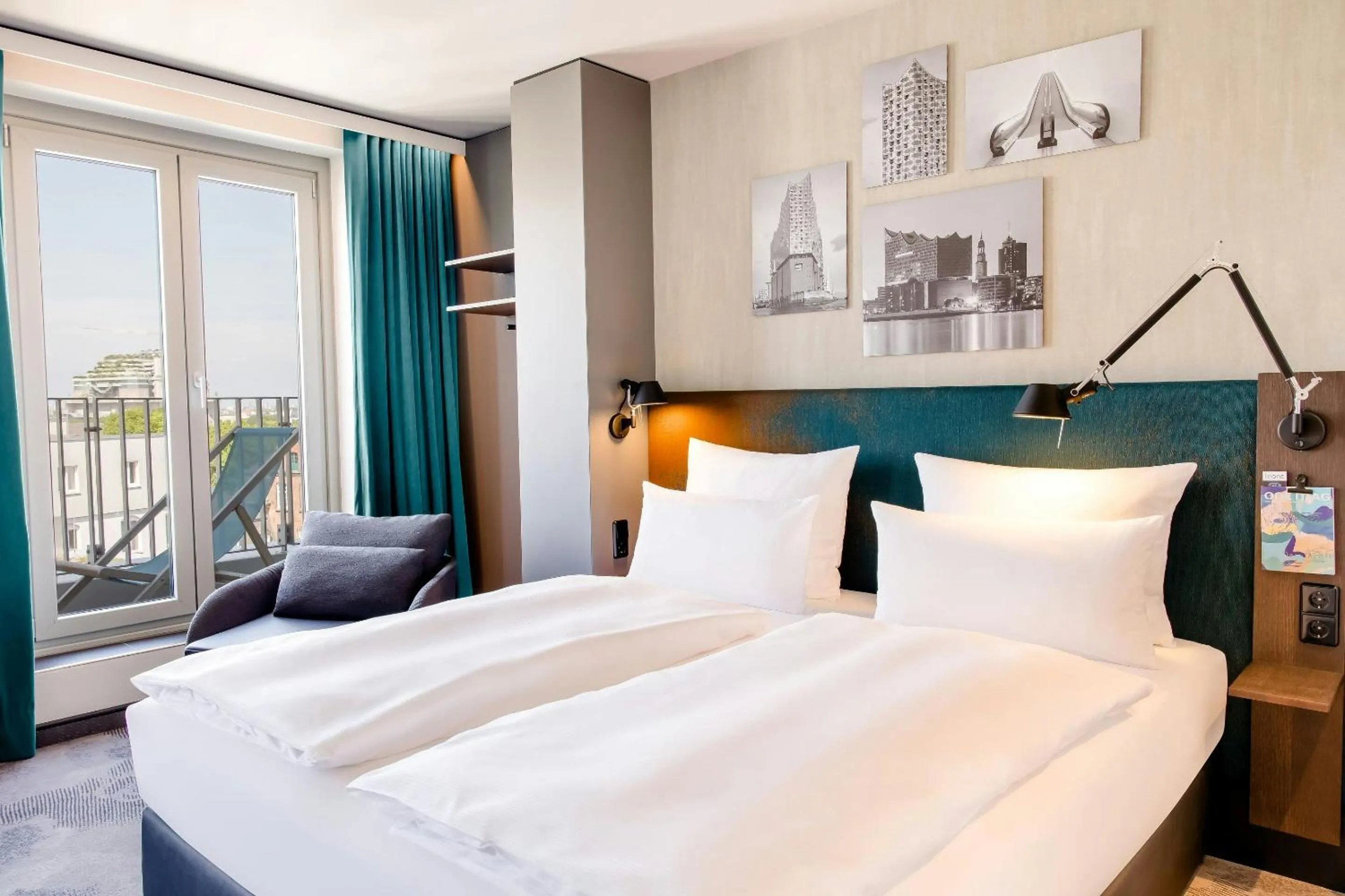 Photo of the whole room, Bed in Motel One Hamburg am Michel