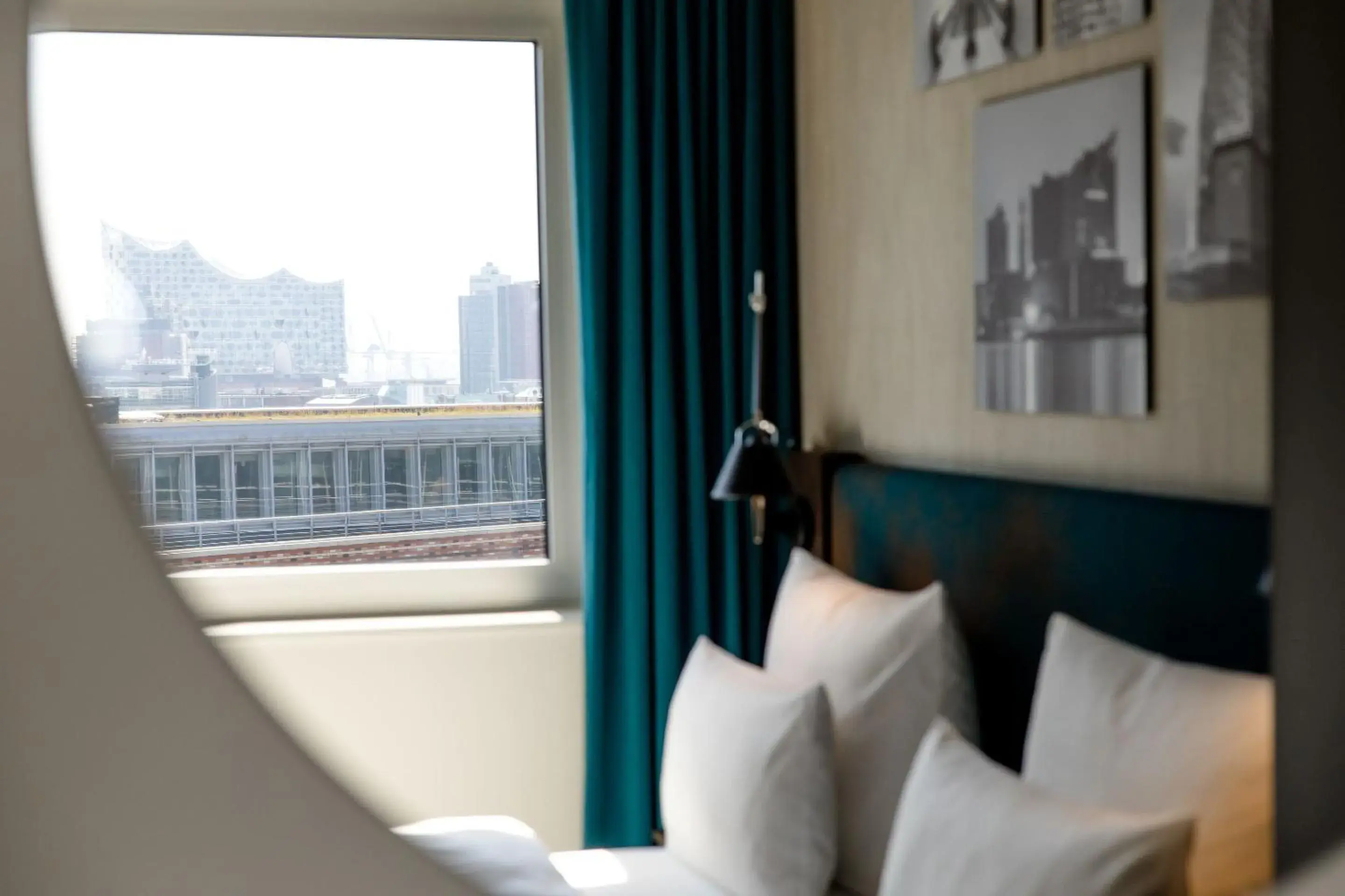 Room with Queen Size Bed - single occupancy in Motel One Hamburg am Michel Room with Queen Size Bed - single occupancy in Motel One Hamburg am Michel