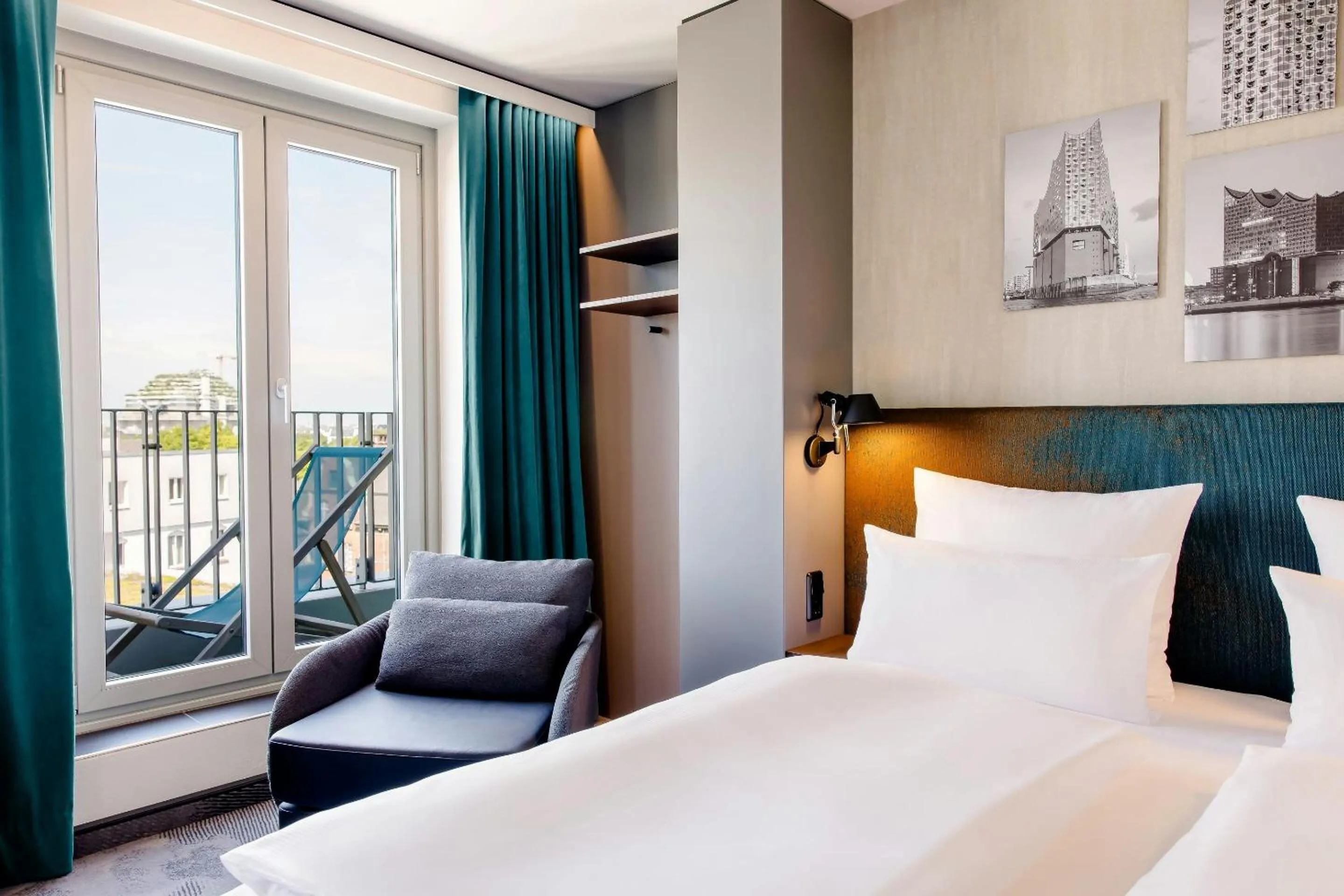 Balcony/Terrace, Bed in Motel One Hamburg am Michel