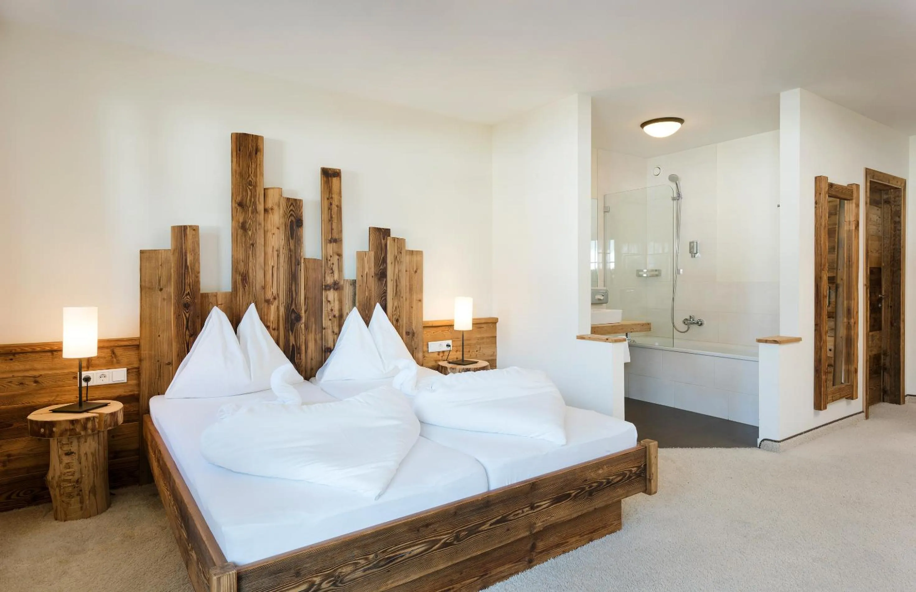 Bathroom, Bed in Hotel Saliter Hof