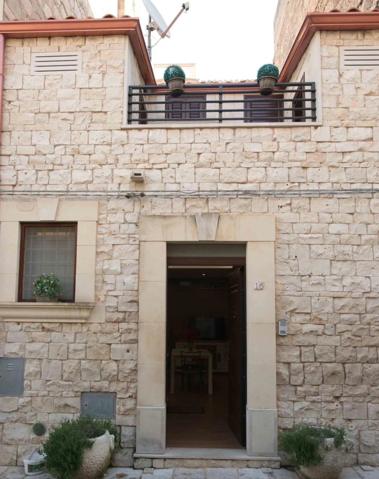 Facade/entrance in Casa Aruci Sweet Home