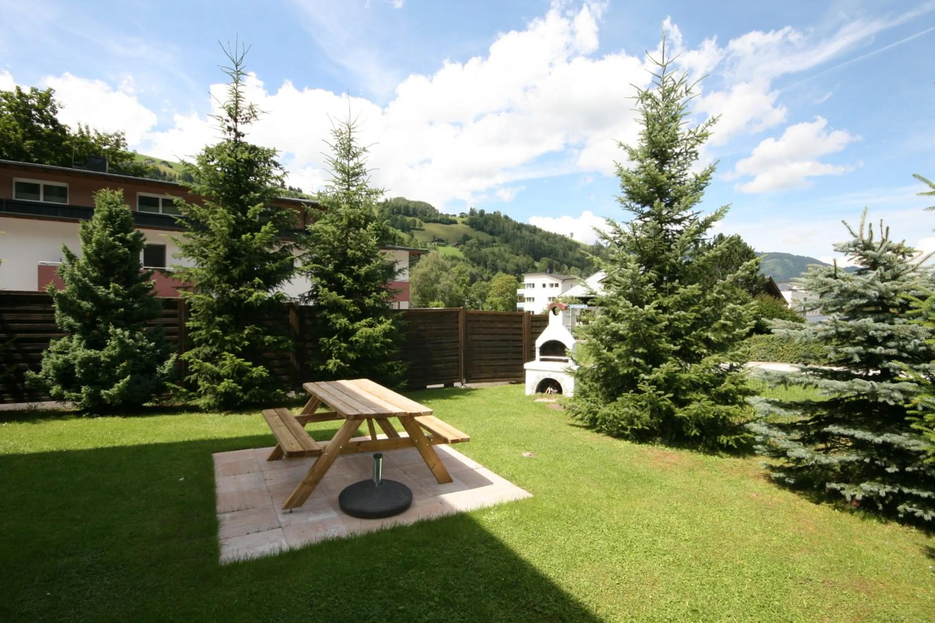 Garden view in Familienappartements Eder - Free entry to Tauern SPA Kaprun included