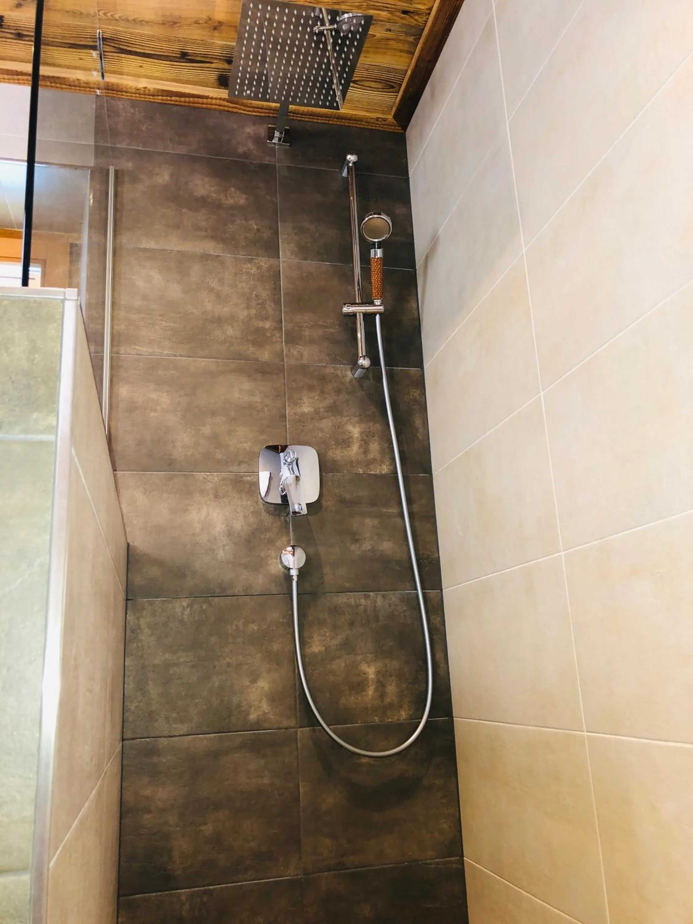 Shower in Familienappartements Eder - Free entry to Tauern SPA Kaprun included