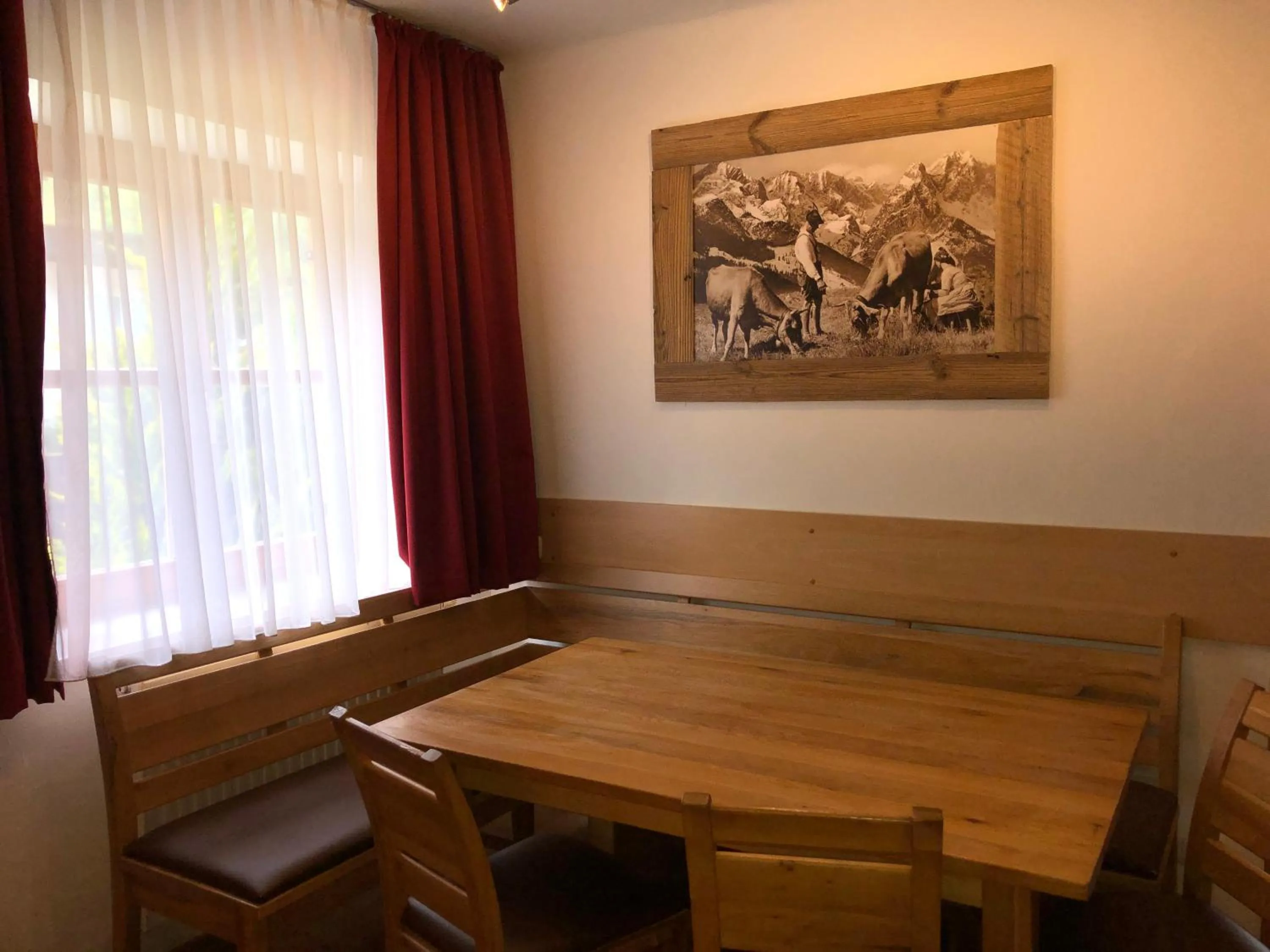 Dining area in Familienappartements Eder - Free entry to Tauern SPA Kaprun included