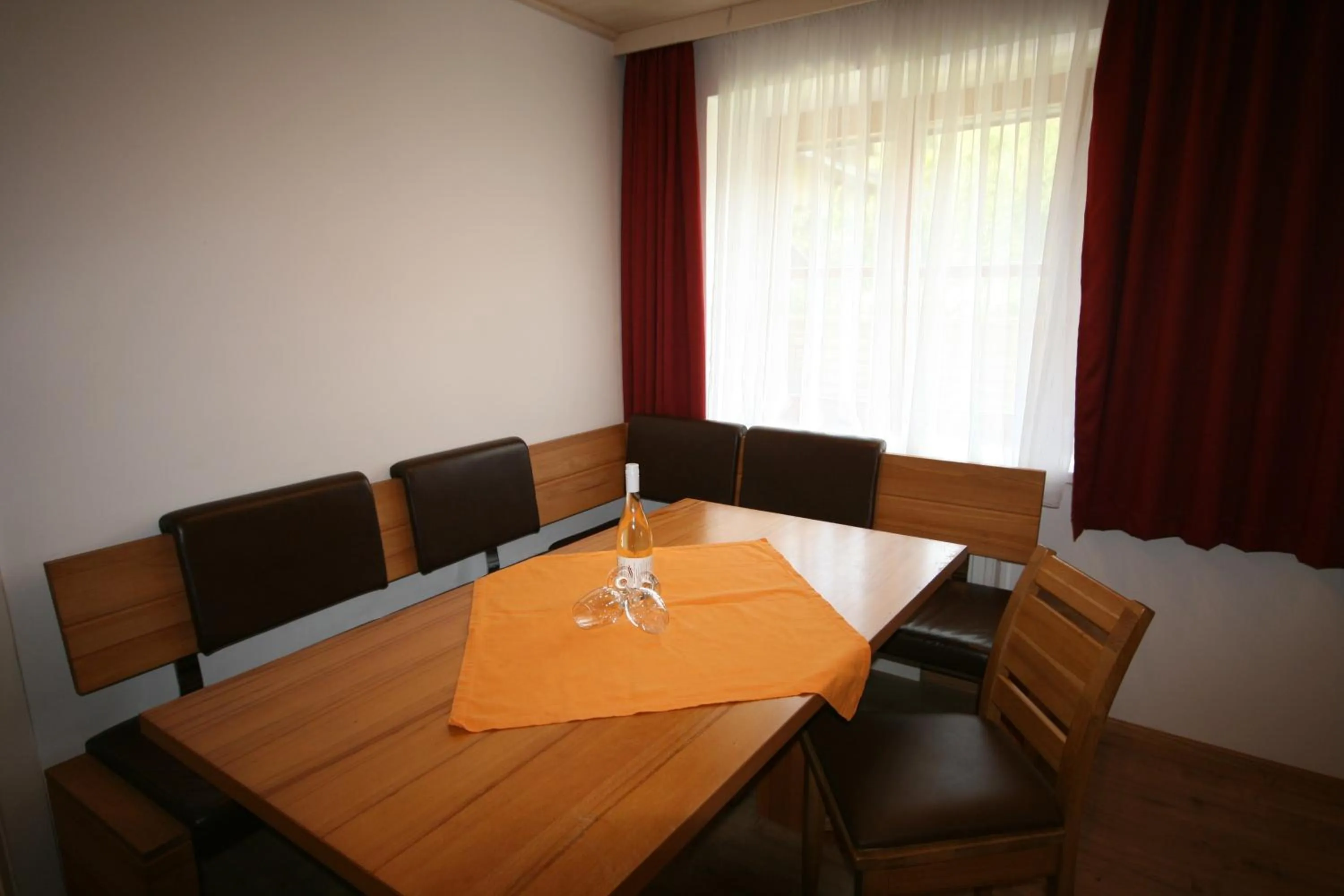 Dining area in Familienappartements Eder - Free entry to Tauern SPA Kaprun included